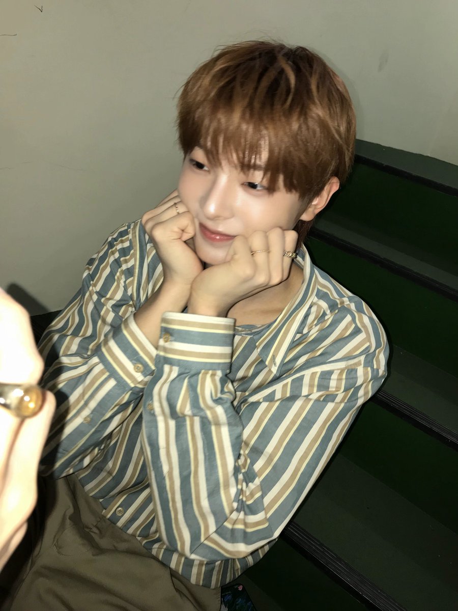 FLAREU_INA's tweet photo. [260926] 🦊💬 —  17.53  KST

: 📷
: itu tangan Libu
: 📷
: tangannya keliatan gede banget…
: kalau tangan besar jadi lebih enak buat main gitar kah?
: iya emang jelas lebih enak
: sebenarnya orang-orang biasanya pakai sampai jari kelingking juga, tapi aku jarang pakai kelingking
: jadi gara-gara itu, aku nggak terlalu bisa menggerakkan jari kelingking dengan fleksibel
: nanti aku bikin video tutorial gitar deh
: foto yang baru aja aku upload tadi bener-bener kelihatan kayak anak yang jahil banget ya
: 📷
: yang ini juga ada nihh 

#KANGWOOJIN #강우진 #姜玗進 #カンウジン #FLAREU #플레어유