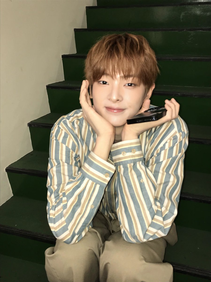 FLAREU_INA's tweet photo. [260926] 🦊💬 —  17.53  KST

: 📷
: itu tangan Libu
: 📷
: tangannya keliatan gede banget…
: kalau tangan besar jadi lebih enak buat main gitar kah?
: iya emang jelas lebih enak
: sebenarnya orang-orang biasanya pakai sampai jari kelingking juga, tapi aku jarang pakai kelingking
: jadi gara-gara itu, aku nggak terlalu bisa menggerakkan jari kelingking dengan fleksibel
: nanti aku bikin video tutorial gitar deh
: foto yang baru aja aku upload tadi bener-bener kelihatan kayak anak yang jahil banget ya
: 📷
: yang ini juga ada nihh 

#KANGWOOJIN #강우진 #姜玗進 #カンウジン #FLAREU #플레어유