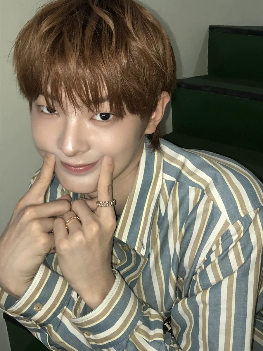 FLAREU_INA's tweet photo. [260926] 🦊💬 —  17.53  KST

: 📷
: itu tangan Libu
: 📷
: tangannya keliatan gede banget…
: kalau tangan besar jadi lebih enak buat main gitar kah?
: iya emang jelas lebih enak
: sebenarnya orang-orang biasanya pakai sampai jari kelingking juga, tapi aku jarang pakai kelingking
: jadi gara-gara itu, aku nggak terlalu bisa menggerakkan jari kelingking dengan fleksibel
: nanti aku bikin video tutorial gitar deh
: foto yang baru aja aku upload tadi bener-bener kelihatan kayak anak yang jahil banget ya
: 📷
: yang ini juga ada nihh 

#KANGWOOJIN #강우진 #姜玗進 #カンウジン #FLAREU #플레어유