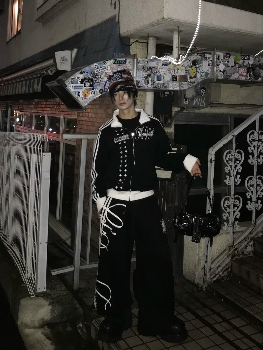 3_zik_x's tweet photo. こういう服装はモテるよね？ https://t.co/ilaV2bU11I