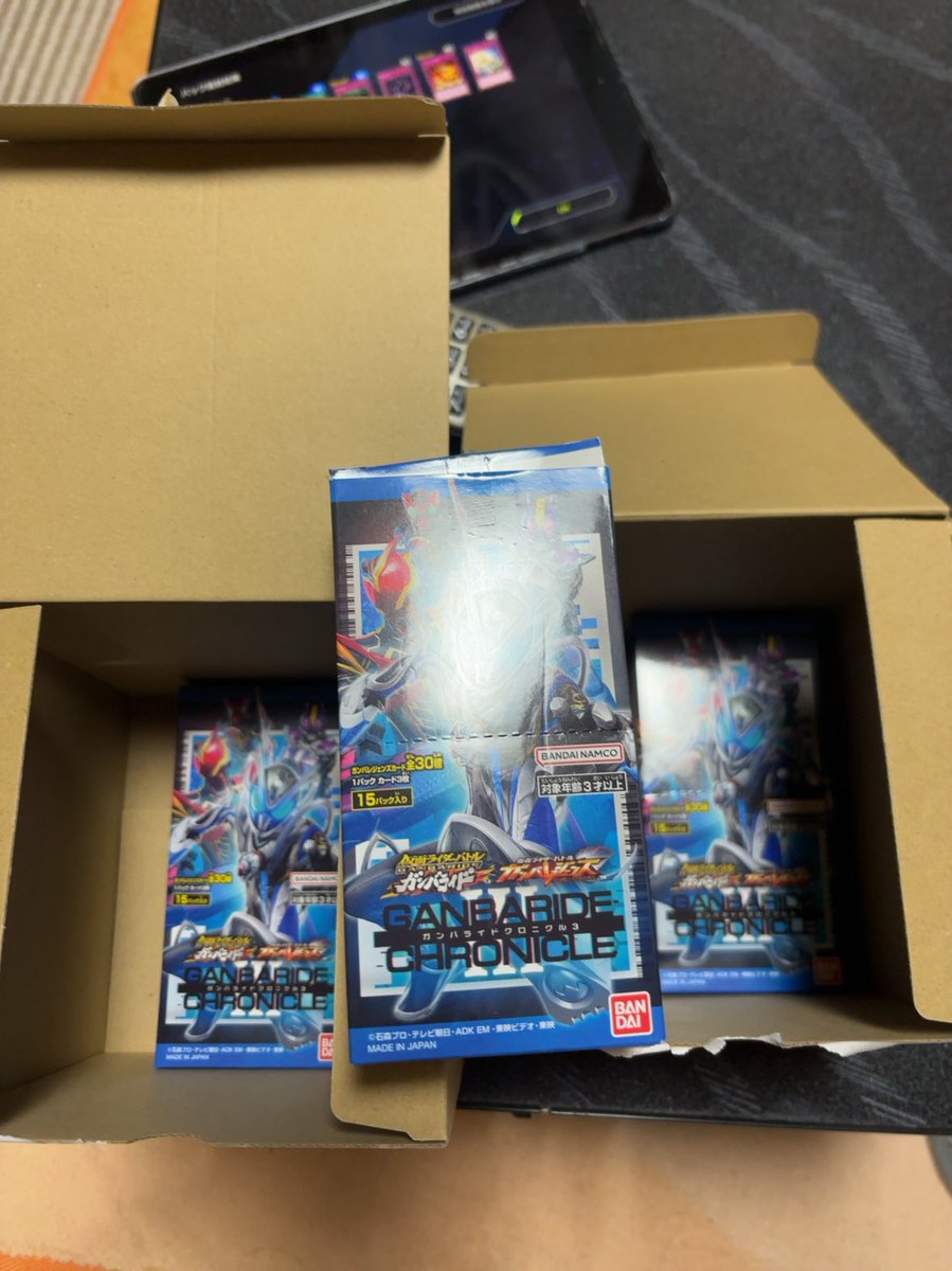 trtrtarot555's tweet photo. 別々の日に買ったせいか別箱で来やがったw＃ガンバレジェンズ https://t.co/CgrHtX8hOr