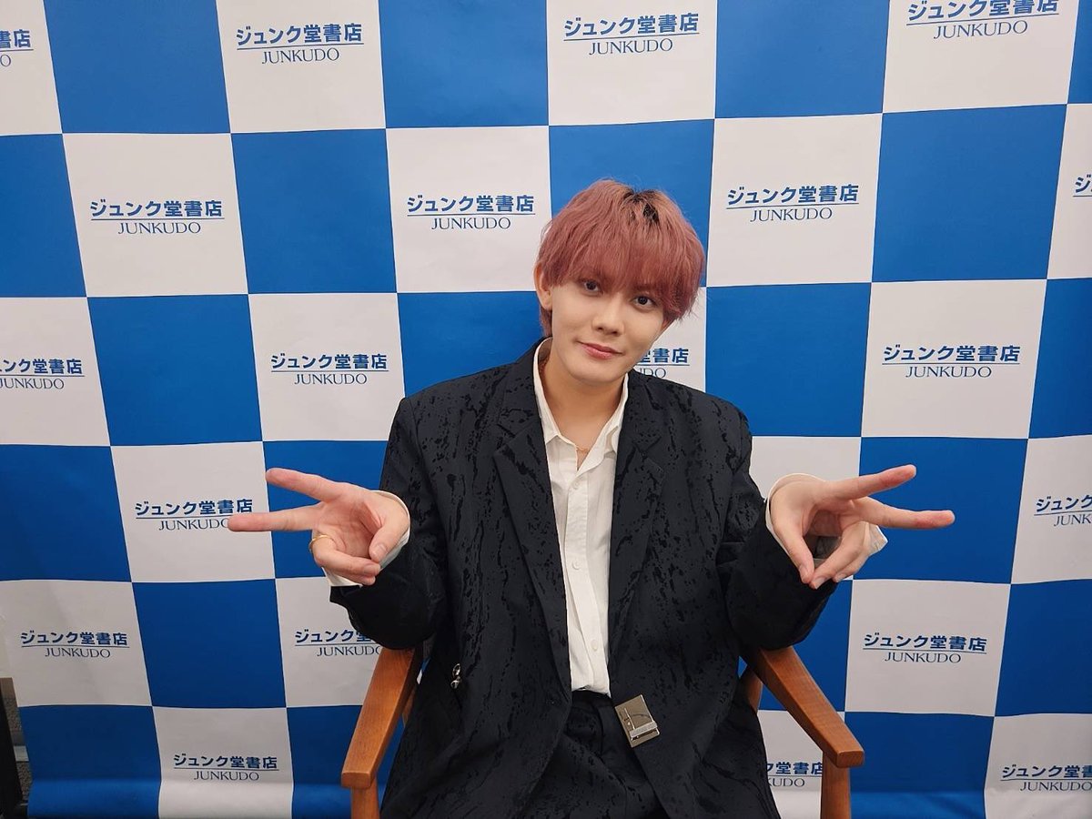 TVguidePERSON's tweet photo. 【「今井文也写真集『concept?』」再重版記念イベント】#今井文也 さん(@imai1005)の写真集再重版を記念したイベントですが、先ほど無事に全枠終了いたしました。ご来場いただいた皆様ありがとうございました！これからも #TVガイドVOICESTARS は今井さんのご活躍を追いかけ続けます！！ https://t.co/rYdFJ7JDF1