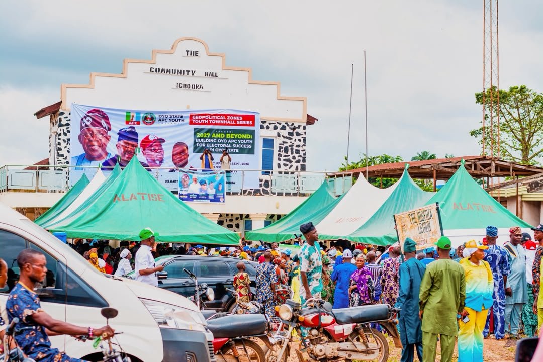 ShanfaniMarketV's tweet photo. Igbo-Ora welcomed the Oyo AHEAD movement with open arms. 🔥

Our Deputy Governorship Candidate, alongside the APC State Youth Leader, paid homage to the Olu of Igbo-Ora and engaged with the community.

The message is clear: the desire for progress is alive across Oyo State. From community to community, the movement continues to grow.

#OyoAHEAD #IgboOra #OyoState #APC #Oyo2027