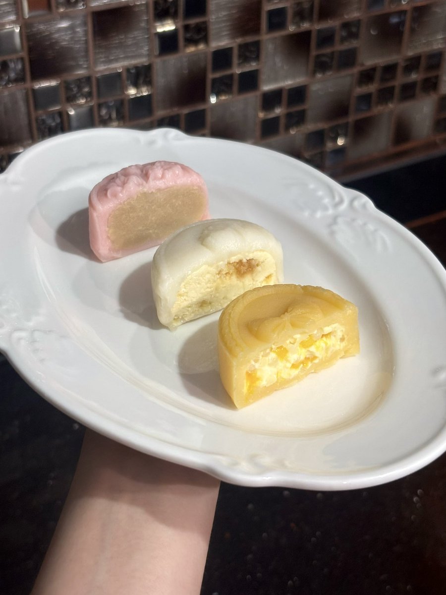 ciannamongal's tweet photo. this year’s snow skin mooncake creations 💐🦢🎀 three fillings i’ve been experimenting with: tieguanyin custard, fenglisu cream cheese &amp; mango sago https://t.co/i7QEIyTbHV