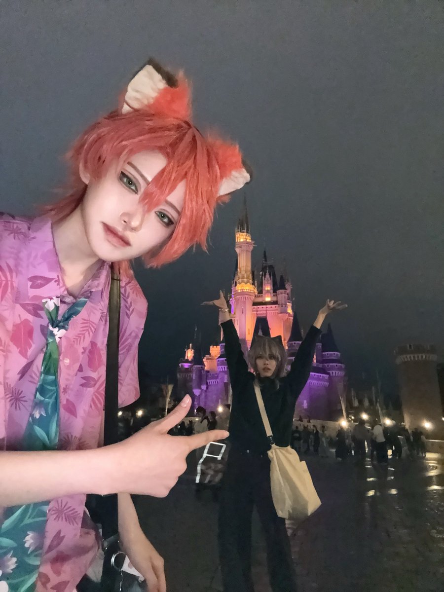 is_cosplay__'s tweet photo. 気まずそうな(？)2匹アウパしました🦊🐾
超～～楽しかった❣️晴れ女あまね氏に大きな感謝を……………
🏰
 #Dハロ仮装2026
(肩のｾﾊﾞｽﾁｬﾝがゼロを殴り倒していて爆笑) https://t.co/uUS7xXM9Q6