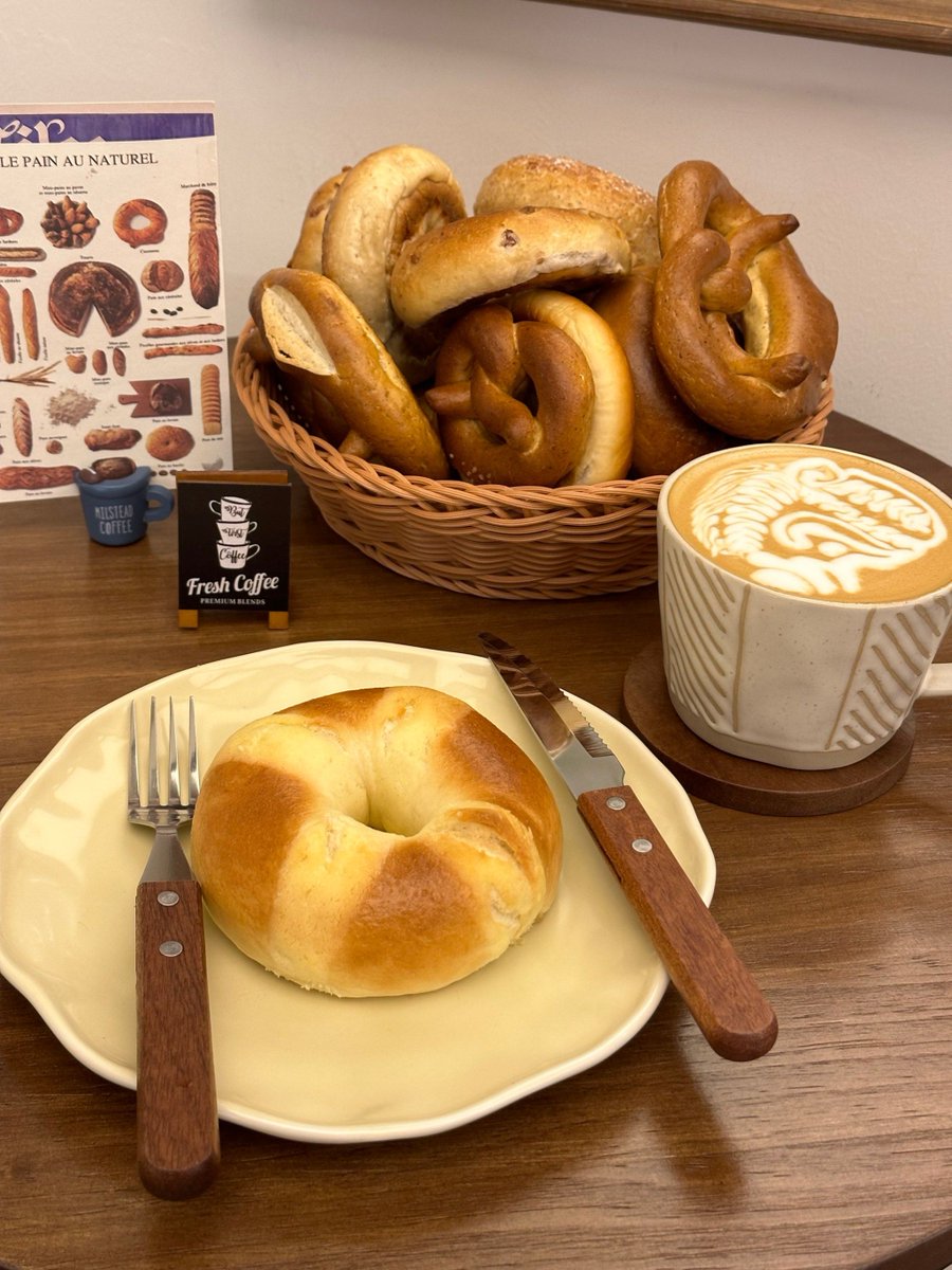 MaryellenKxts's tweet photo. Este desayuno de medialunas con café con leche es la mejor forma de empezar el día. Sabor argentino en cada bocado! https://t.co/2jUUlMgogu