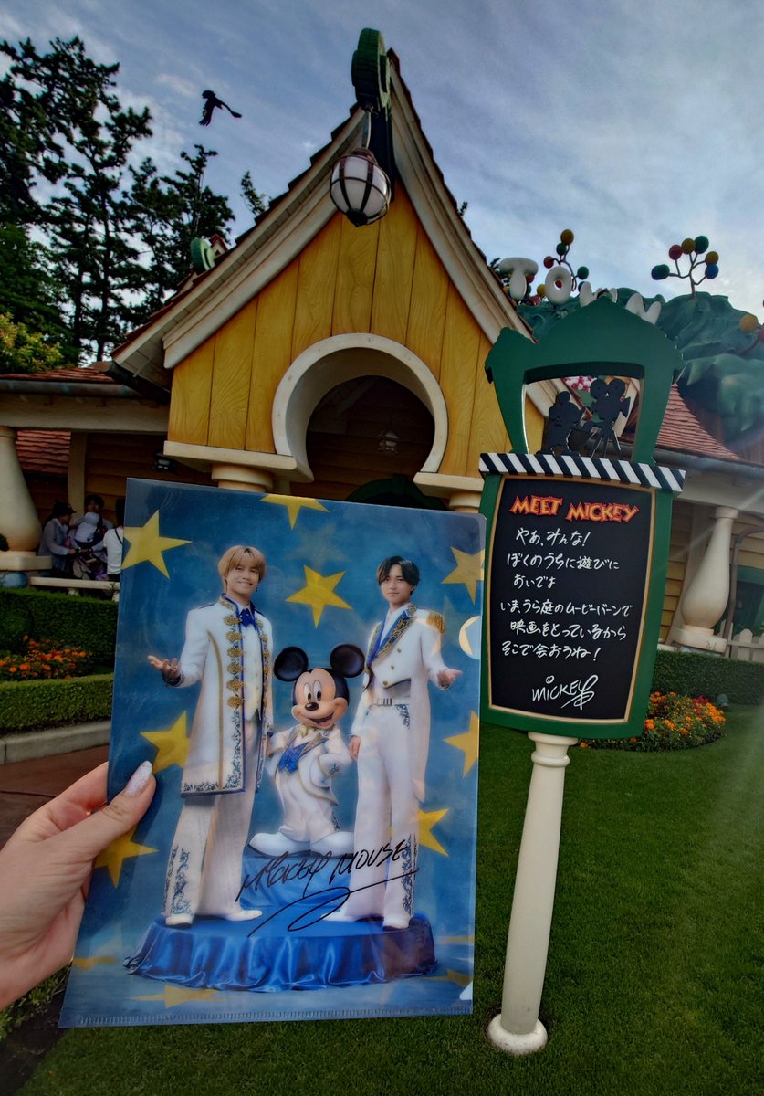 yozakura_kp's tweet photo. 1日目のディズニーランドの手荷物検査でれんかいぬいバッグを出したら、キャストさんに『可愛い！キンプリですね』ってベストフレンドなんで連れてきましたって言ったら『差し上げます』ってバッグ渡してくれたのめちゃくちゃ嬉しかったし、2日目のディズニーシーでは出口で『キンプリ！可愛い！わたしもティアラなんです』ってキャストさんに言われてハイタッチして帰ってきて、最初から最後までずっとハッピーだった👑✨
ミッキーとベストフレンドのKing & Princeやっぱり嬉しい💛🖤