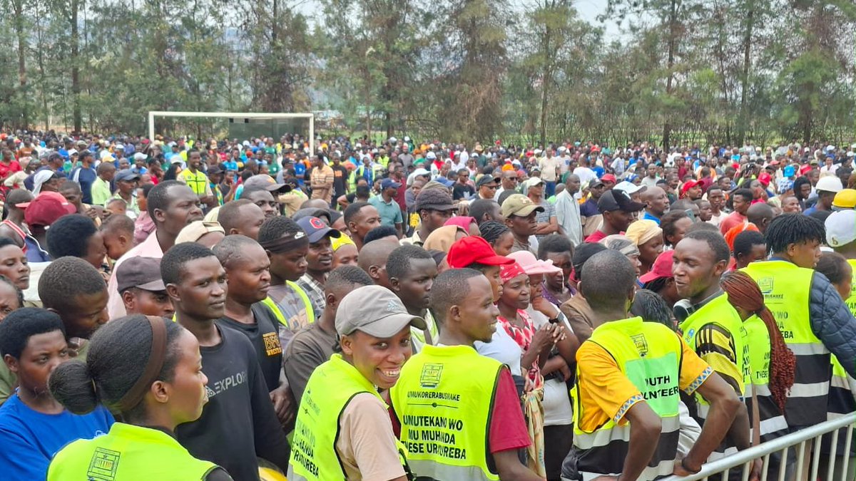 RYVCP_Gasabo's tweet photo. Umuganda rusange usoza ukwezi kwa Nzeri 2026, wakorewe mu tugari twose, ku rwego rw'Akarere wakorewe muri @SectorRusororo Akagari ka Mbandazi hakorwa umuhanda uva Rugende ugera muri santeri ya Mbandazi hashyirwamo laterite. Natwe ntitwatanzwe. @RwandaLocalGov
#SoberGen https://t.co/yVBtNyWzcK