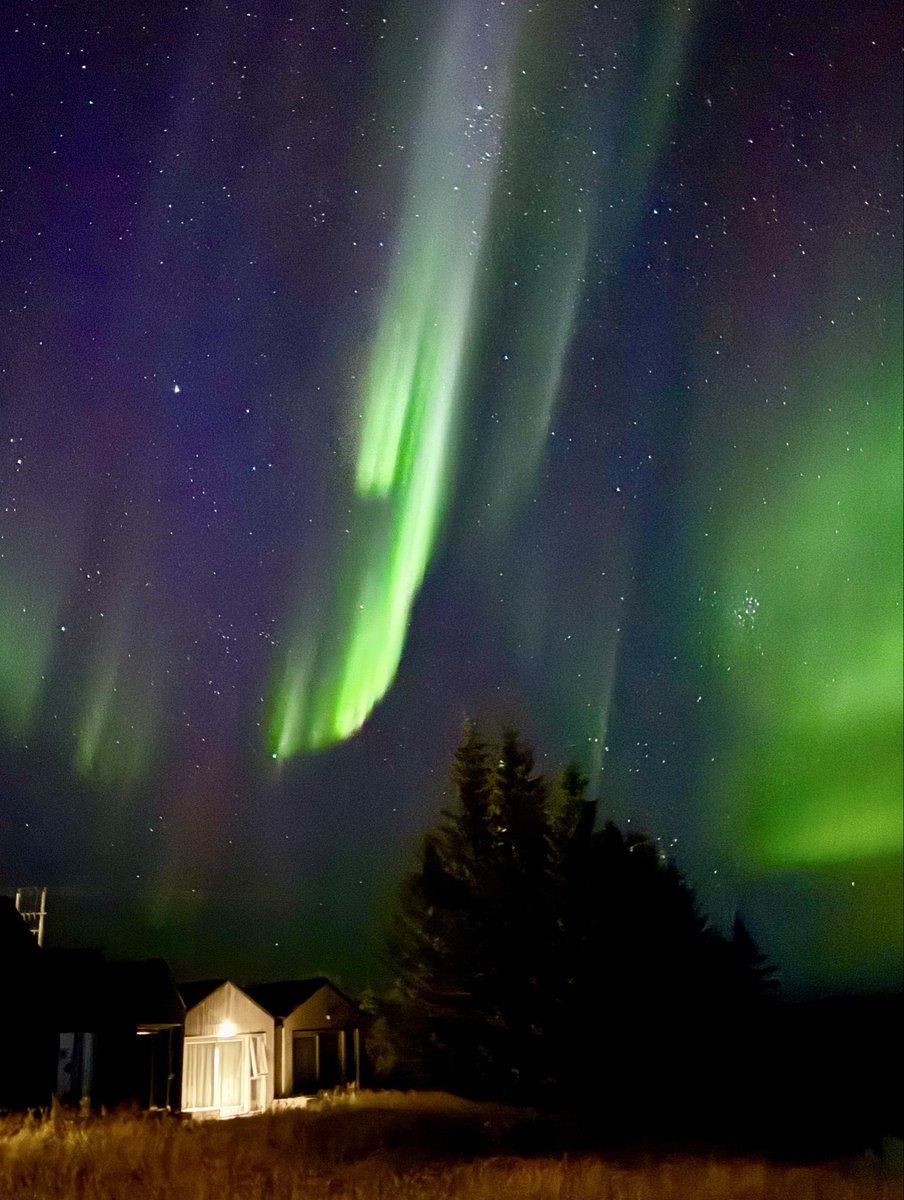 Al_Suwailan's tweet photo. ظاهـرة " الشفق القطبي " أضـواء الشمال ( Aurora ) في إيسلندا 🇫🇮 

قبـل عامين كُنت فـي النرويـج  🇳🇴 وتحديداً في مدينة " ترومسو " في منتصف شهر يناير وكان الهدف من الرحلة مشاهدة الشفق القطبي أو مايعرف بـ أضواء الشمال" الأورورا فقد كانت هذه المدينة هي الأفضل في رصد هذه الظاهرة الغريبة

في تلك الأيام خرجت لعدة أيام بحثاً عنه وانضممت إلى عدة شركات تنظم ما يُسمى بـ "اصطياد الشفق القطبي " وهي رحلات مكلفة جداً وخصوصاً أنني كنت مع عائلتي وكل ذلك على أمل أن تضيء السماء أمامي بتلك الألوان الساحرة 

لكن للأسف الحظ لم يكن إلى جانبي فعدت لى بلدي بخيبة أمل دون أن أراه بالصورة التي كنت اتخيلها 

واليوم أنا في آيسلندا لم يكن الشفق القطبي من ضمن البرامج المخطط لها فشهر سبتمبر لا يمنح فرصاً كبيرة لرؤيته ولم تكن في نيتي أصلاً الخروج للبحث عنه 

وفي إحدى الليالي توقفت للمبيت لليلة واحدة في فندق ريفي هادئ صغير وجميل بعيداً عن الأضواء يطل على بحيرة رائعة يسمى Magma Hotel القابع بين مدينة Vík و Hofn  وكأنه استراحة خبأتها آيسلندا على قارعة الطريق

لم يكن المبيت غايةً في حد ذاته بل محطة عابرة لاستكمال رحلتي نحو جنوب شرق آيسلندا وكان في ذلك اليوم الطقس جميل ومشمس والسماء زرقاء صافية غير ملبدة بالغيوم 

أستقبلنا مدير الفندق بكل لطف ورحب بنا وسألنا من اي البلدان نحن ودار حوار بين أبنتي الصغيرة وبينه فسألته من باب الصدفة والفضول هل تعتقد أنه من الممكن مشاهدة الشفق القطبي هذه الليلة ؟ 

ابتسم وقال: لو كنت أعلم متى سيظهر بالضبط لكان لدي الآن شركة تدر علي الملايين 😌 ابتسمنا وانتهى الحديث بيننا

لكن المفاجأة أنني رأيته في الليلة نفسها 
بكل بساطة يتلألأ بتموجاته الضوئية ويتراقص بألونه الساحرة في حضن الظلام الدامس فوق غرفتي مباشرة  ومن دون رحلات منظمة ولا انتظار ساعات طويلة في البرد ولا دفع مبالغ باهظة وقد ظل متوهجاً في السماء حتى ساعات متأخره من الليل  يتشكل بتشكيلات مذهلة وكأنه لوحة فنية كونية حية 

ربما بعض الأشياء الجميلة لا تأتي عندما نبحث عنها بل عندما نتوقف عن البحث 

بعد أن خرجت للبحث عنه في بلد آخر يبعد ٣ ساعات بالطائرة ✈️ جاءني هنا وكأن الله أراد أن يعوضني من غير تكلف عن رحلتي السابقة

إن بعض اللحظات قد لا تحتاج إلى تخطيط مسبق بل تحتاج فقط إلى أن تكون حاضراً عندما يحين الوقت ✋🏼