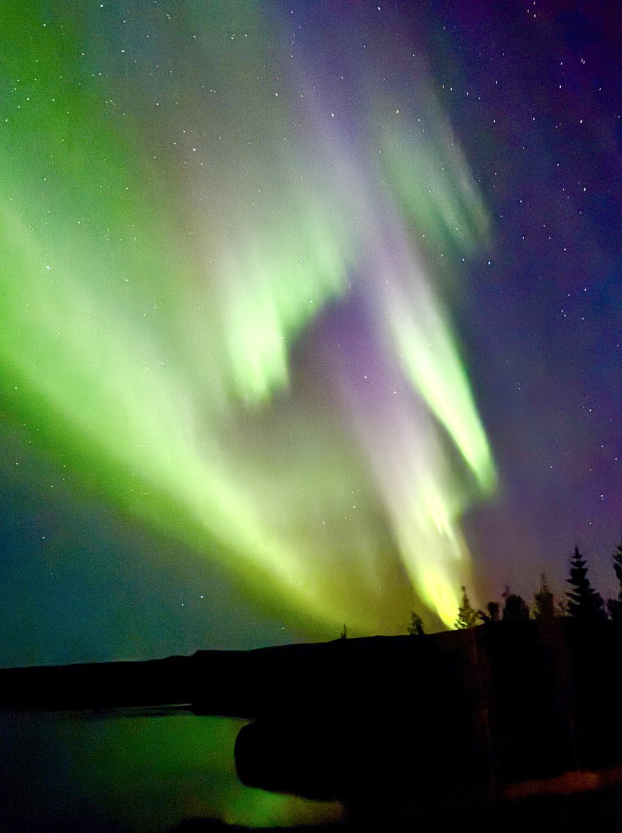 Al_Suwailan's tweet photo. ظاهـرة " الشفق القطبي " أضـواء الشمال ( Aurora ) في إيسلندا 🇫🇮 

قبـل عامين كُنت فـي النرويـج  🇳🇴 وتحديداً في مدينة " ترومسو " في منتصف شهر يناير وكان الهدف من الرحلة مشاهدة الشفق القطبي أو مايعرف بـ أضواء الشمال" الأورورا فقد كانت هذه المدينة هي الأفضل في رصد هذه الظاهرة الغريبة

في تلك الأيام خرجت لعدة أيام بحثاً عنه وانضممت إلى عدة شركات تنظم ما يُسمى بـ "اصطياد الشفق القطبي " وهي رحلات مكلفة جداً وخصوصاً أنني كنت مع عائلتي وكل ذلك على أمل أن تضيء السماء أمامي بتلك الألوان الساحرة 

لكن للأسف الحظ لم يكن إلى جانبي فعدت لى بلدي بخيبة أمل دون أن أراه بالصورة التي كنت اتخيلها 

واليوم أنا في آيسلندا لم يكن الشفق القطبي من ضمن البرامج المخطط لها فشهر سبتمبر لا يمنح فرصاً كبيرة لرؤيته ولم تكن في نيتي أصلاً الخروج للبحث عنه 

وفي إحدى الليالي توقفت للمبيت لليلة واحدة في فندق ريفي هادئ صغير وجميل بعيداً عن الأضواء يطل على بحيرة رائعة يسمى Magma Hotel القابع بين مدينة Vík و Hofn  وكأنه استراحة خبأتها آيسلندا على قارعة الطريق

لم يكن المبيت غايةً في حد ذاته بل محطة عابرة لاستكمال رحلتي نحو جنوب شرق آيسلندا وكان في ذلك اليوم الطقس جميل ومشمس والسماء زرقاء صافية غير ملبدة بالغيوم 

أستقبلنا مدير الفندق بكل لطف ورحب بنا وسألنا من اي البلدان نحن ودار حوار بين أبنتي الصغيرة وبينه فسألته من باب الصدفة والفضول هل تعتقد أنه من الممكن مشاهدة الشفق القطبي هذه الليلة ؟ 

ابتسم وقال: لو كنت أعلم متى سيظهر بالضبط لكان لدي الآن شركة تدر علي الملايين 😌 ابتسمنا وانتهى الحديث بيننا

لكن المفاجأة أنني رأيته في الليلة نفسها 
بكل بساطة يتلألأ بتموجاته الضوئية ويتراقص بألونه الساحرة في حضن الظلام الدامس فوق غرفتي مباشرة  ومن دون رحلات منظمة ولا انتظار ساعات طويلة في البرد ولا دفع مبالغ باهظة وقد ظل متوهجاً في السماء حتى ساعات متأخره من الليل  يتشكل بتشكيلات مذهلة وكأنه لوحة فنية كونية حية 

ربما بعض الأشياء الجميلة لا تأتي عندما نبحث عنها بل عندما نتوقف عن البحث 

بعد أن خرجت للبحث عنه في بلد آخر يبعد ٣ ساعات بالطائرة ✈️ جاءني هنا وكأن الله أراد أن يعوضني من غير تكلف عن رحلتي السابقة

إن بعض اللحظات قد لا تحتاج إلى تخطيط مسبق بل تحتاج فقط إلى أن تكون حاضراً عندما يحين الوقت ✋🏼