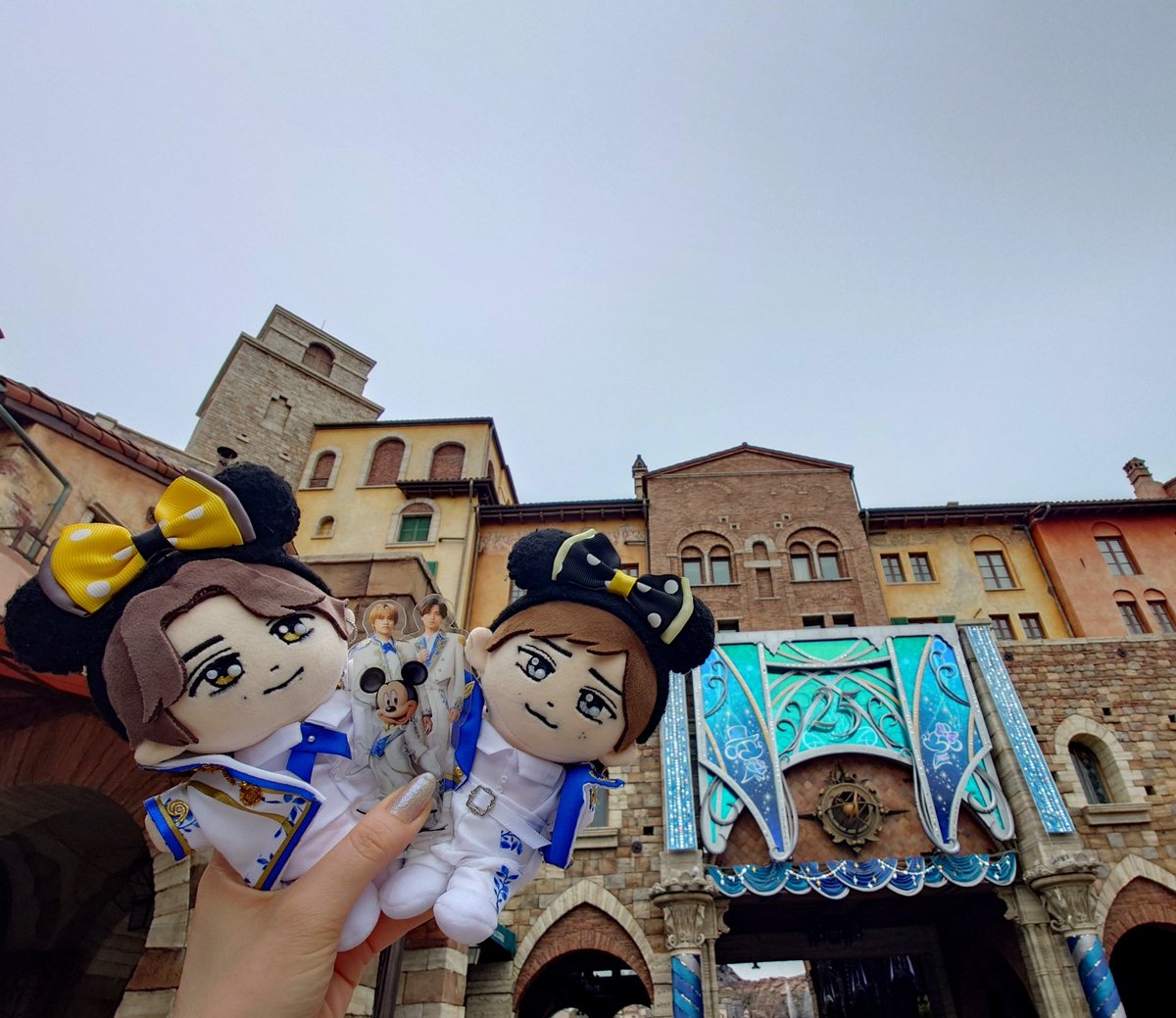 yozakura_kp's tweet photo. 1日目のディズニーランドの手荷物検査でれんかいぬいバッグを出したら、キャストさんに『可愛い！キンプリですね』ってベストフレンドなんで連れてきましたって言ったら『差し上げます』ってバッグ渡してくれたのめちゃくちゃ嬉しかったし、2日目のディズニーシーでは出口で『キンプリ！可愛い！わたしもティアラなんです』ってキャストさんに言われてハイタッチして帰ってきて、最初から最後までずっとハッピーだった👑✨
ミッキーとベストフレンドのKing & Princeやっぱり嬉しい💛🖤