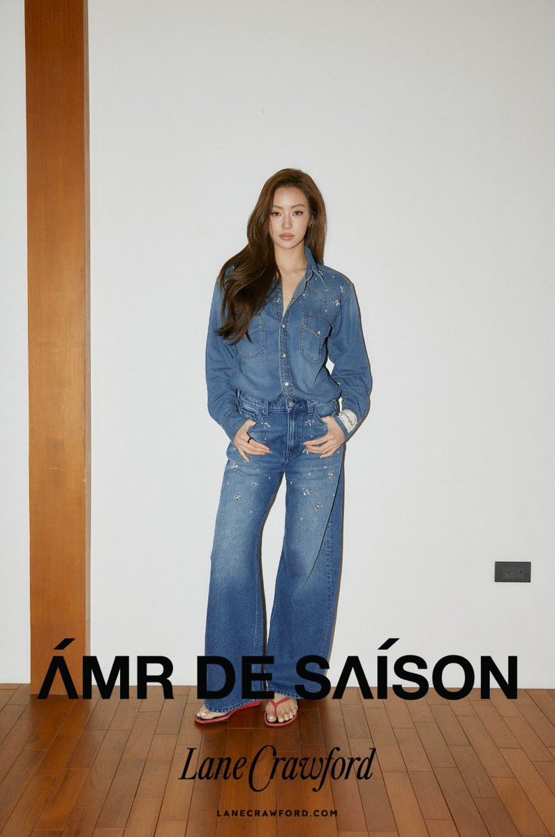 MIUNATSHA_STYLE's tweet photo. AMR DE SAÍSON เปิดตัวคอลเลกชันพิเศษที่ออกแบบขึ้นโดยเฉพาะสำหรับ AMR Pop-up at Lane Crawford Harbour City Hong Kong โดยวางจำหน่ายเฉพาะที่ Lane Crawford Harbour City ตั้งแต่วันที่ 29 กันยายน ถึง 22 ตุลาคม 2026 

พร้อมเชิญ “หมิว ณัชชา” แขกคนสำคัญของแบรนด์และผู้สนับสนุน AMR DE SAÍSON มาอย่างยาวนาน มาร่วมคัดสรรและถ่ายทอดลุคผ่านคอลเลกชันภายใต้คอนเซปต์ “Miu’s Favorite” สะท้อนตัวตน รสนิยม และสไตล์การแต่งตัวที่เปี่ยมด้วยความมั่นใจ เรียบง่ายอย่างมีสไตล์ 

ภายใต้คอนเซปต์ “Miu’s Favorite” หมิว ณัชชาได้คัดสรร 5 ไอเทมเอสเซนเชียลจากคอลเลกชัน AMR DE SAÍSON x Lane Crawford Hong Kong ได้แก่ AMR Rodeo Denim Shirt Crystal Hand Embroidery, AMR Baggy Jeans Dark Blue Wash Crystal Hand Embroidery, AMR Cotton French Terry Hoodie HK, AMR Cotton French Terry Sweatpants HK และ AMR Cotton Ringer T-Shirt HK

โดยไอเทมทั้ง 5 ชิ้นถ่ายทอดความสมดุลระหว่างสไตล์แคชชวลและความละเอียดอ่อน ผ่านการผสานสไตล์ส่วนตัวของหมิว ณัชชาเข้ากับคาแรกเตอร์อันโดดเด่นของ AMR DE SAÍSON ภายใต้แนวคิด “A familiar wardrobe, made personal.” การนำไอเทมที่คุ้นเคยมาตีความใหม่ให้กลายเป็นสไตล์ที่สะท้อนตัวตนของผู้สวมใส่ได้อย่างเป็นธรรมชาติ พร้อมเชื่อมโยงความคุ้นเคย ความคิดสร้างสรรค์ และความเป็นตัวเองไว้อย่างลงตัว

📷Courtesy of AMR DE SAÍSON

#AMRDESAISON
#LaneCrawford 
#MiuNatsha #หมิวณัชชา