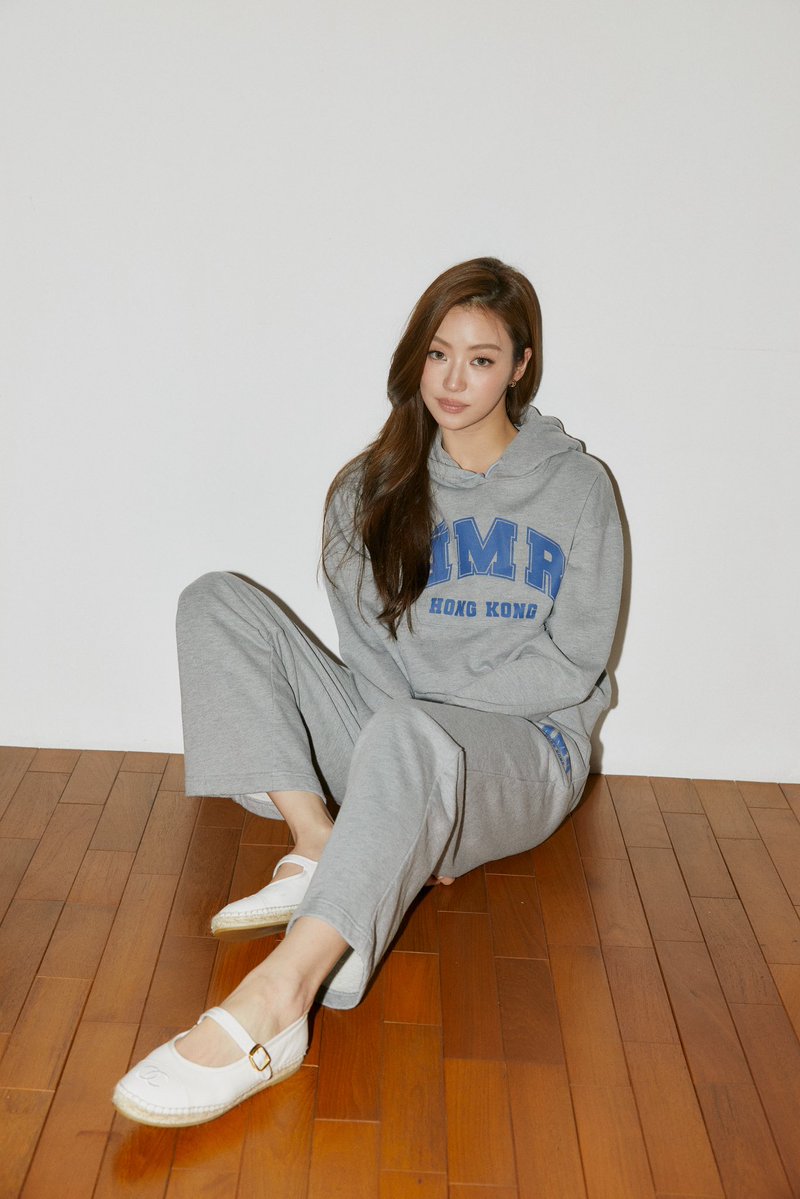 MIUNATSHA_STYLE's tweet photo. AMR DE SAÍSON เปิดตัวคอลเลกชันพิเศษที่ออกแบบขึ้นโดยเฉพาะสำหรับ AMR Pop-up at Lane Crawford Harbour City Hong Kong โดยวางจำหน่ายเฉพาะที่ Lane Crawford Harbour City ตั้งแต่วันที่ 29 กันยายน ถึง 22 ตุลาคม 2026 

พร้อมเชิญ “หมิว ณัชชา” แขกคนสำคัญของแบรนด์และผู้สนับสนุน AMR DE SAÍSON มาอย่างยาวนาน มาร่วมคัดสรรและถ่ายทอดลุคผ่านคอลเลกชันภายใต้คอนเซปต์ “Miu’s Favorite” สะท้อนตัวตน รสนิยม และสไตล์การแต่งตัวที่เปี่ยมด้วยความมั่นใจ เรียบง่ายอย่างมีสไตล์ 

ภายใต้คอนเซปต์ “Miu’s Favorite” หมิว ณัชชาได้คัดสรร 5 ไอเทมเอสเซนเชียลจากคอลเลกชัน AMR DE SAÍSON x Lane Crawford Hong Kong ได้แก่ AMR Rodeo Denim Shirt Crystal Hand Embroidery, AMR Baggy Jeans Dark Blue Wash Crystal Hand Embroidery, AMR Cotton French Terry Hoodie HK, AMR Cotton French Terry Sweatpants HK และ AMR Cotton Ringer T-Shirt HK

โดยไอเทมทั้ง 5 ชิ้นถ่ายทอดความสมดุลระหว่างสไตล์แคชชวลและความละเอียดอ่อน ผ่านการผสานสไตล์ส่วนตัวของหมิว ณัชชาเข้ากับคาแรกเตอร์อันโดดเด่นของ AMR DE SAÍSON ภายใต้แนวคิด “A familiar wardrobe, made personal.” การนำไอเทมที่คุ้นเคยมาตีความใหม่ให้กลายเป็นสไตล์ที่สะท้อนตัวตนของผู้สวมใส่ได้อย่างเป็นธรรมชาติ พร้อมเชื่อมโยงความคุ้นเคย ความคิดสร้างสรรค์ และความเป็นตัวเองไว้อย่างลงตัว

📷Courtesy of AMR DE SAÍSON

#AMRDESAISON
#LaneCrawford 
#MiuNatsha #หมิวณัชชา