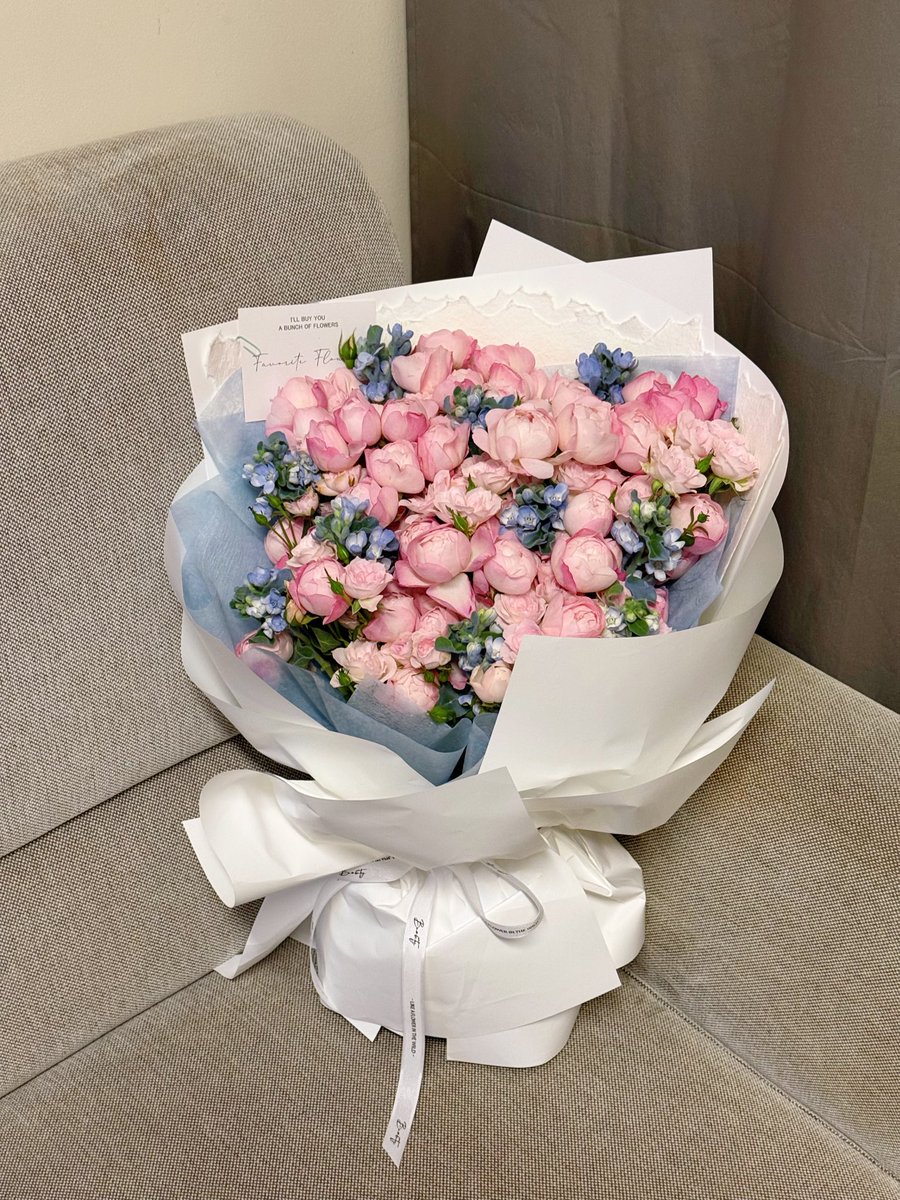 StandByHendery's tweet photo. Thank you for the support and help of IN2ITMalaysia and on-site docking Honey🥰 We chose pink roses as a birthday support bouquet 💐 and got Hendery's certification.

💖
#黄冠亨 #hendery #헨드리 #ヘンドリー https://t.co/RDSTtV5lUa