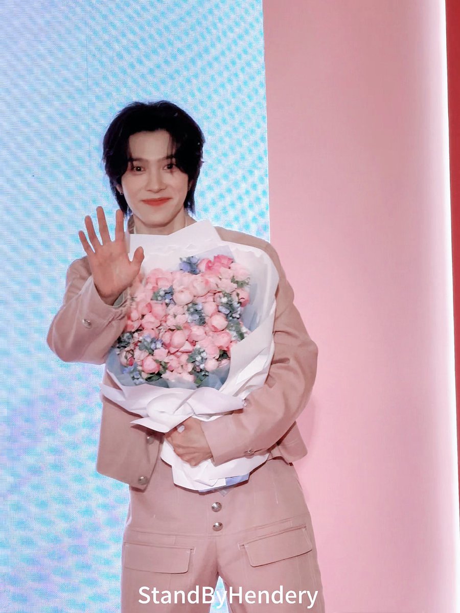 StandByHendery's tweet photo. Thank you for the support and help of IN2ITMalaysia and on-site docking Honey🥰 We chose pink roses as a birthday support bouquet 💐 and got Hendery's certification.

💖
#黄冠亨 #hendery #헨드리 #ヘンドリー https://t.co/RDSTtV5lUa