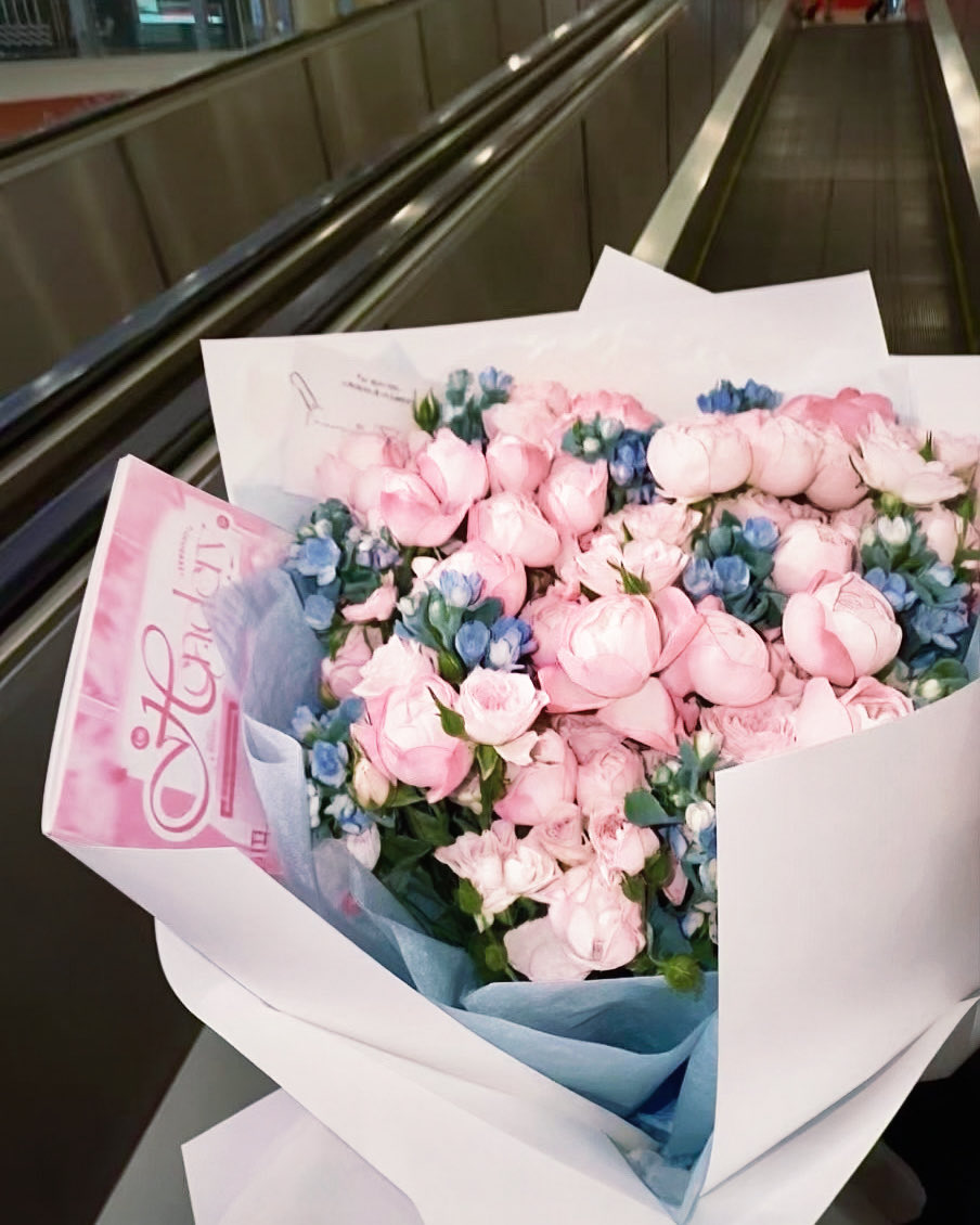 StandByHendery's tweet photo. Thank you for the support and help of IN2ITMalaysia and on-site docking Honey🥰 We chose pink roses as a birthday support bouquet 💐 and got Hendery's certification.

💖
#黄冠亨 #hendery #헨드리 #ヘンドリー https://t.co/RDSTtV5lUa
