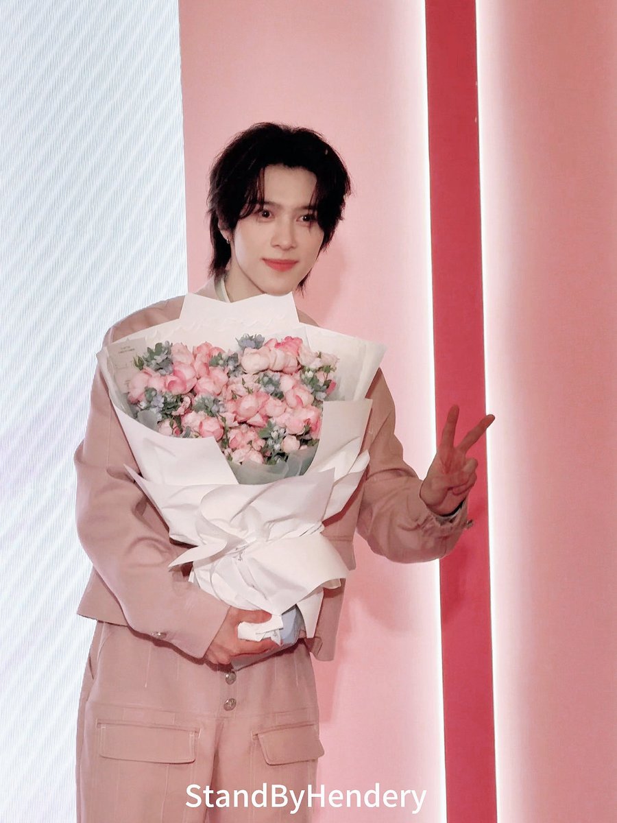 StandByHendery's tweet photo. Thank you for the support and help of IN2ITMalaysia and on-site docking Honey🥰 We chose pink roses as a birthday support bouquet 💐 and got Hendery's certification.

💖
#黄冠亨 #hendery #헨드리 #ヘンドリー https://t.co/RDSTtV5lUa