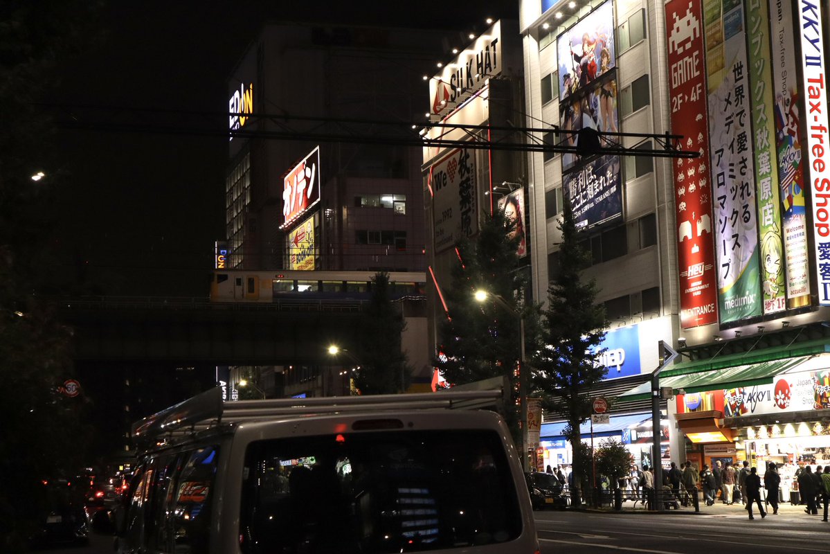 Sazanami4047's tweet photo. 9/26
9056,9058M回送　E257系Nb-17編成
1886B E231系ミツB11編成
夜の秋葉原と https://t.co/1bkW64aGYV
