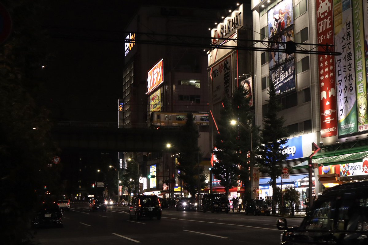 Sazanami4047's tweet photo. 9/26
9056,9058M回送　E257系Nb-17編成
1886B E231系ミツB11編成
夜の秋葉原と https://t.co/1bkW64aGYV