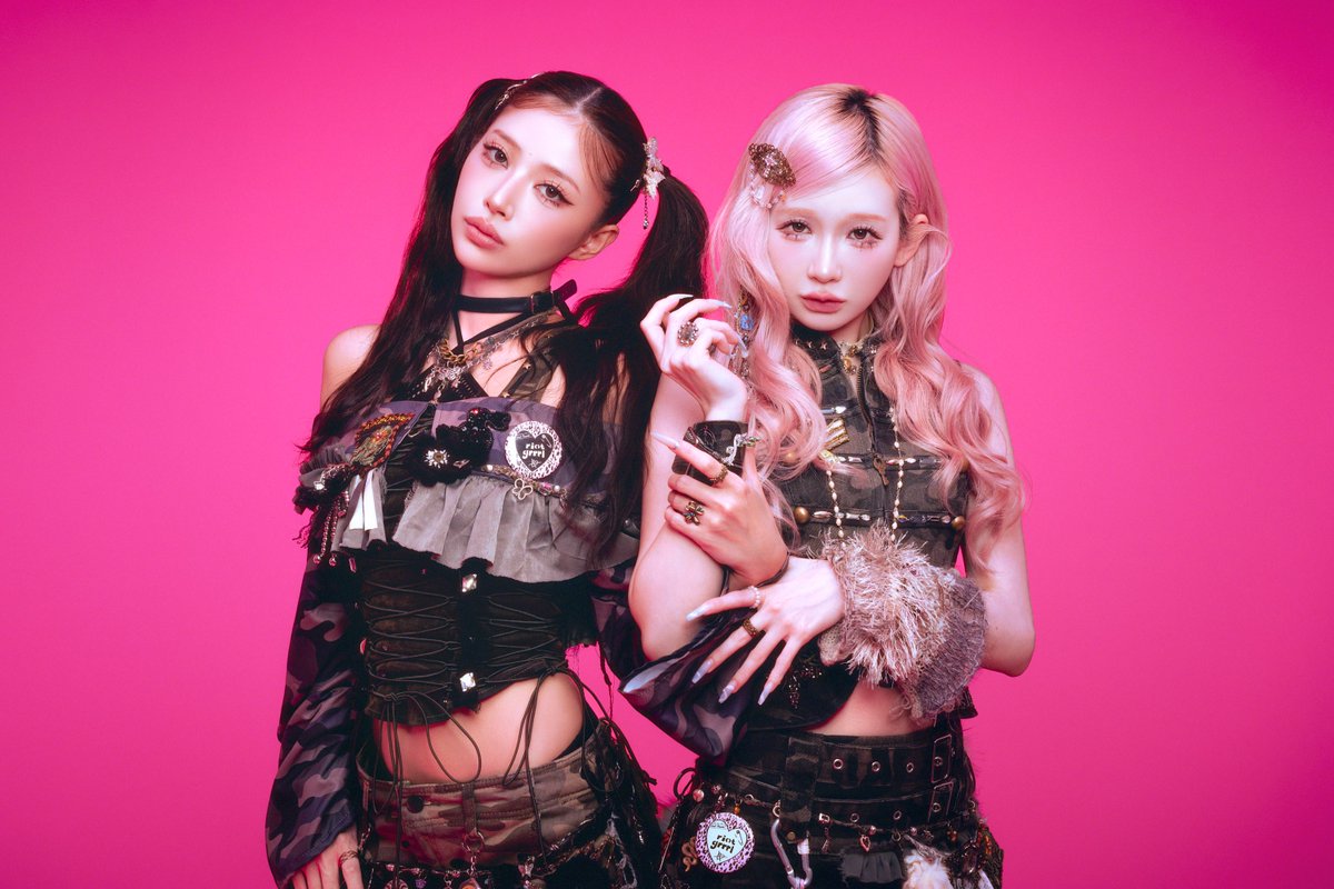 REIRIEofficial's tweet photo. 【🥀タイアップNEWS🥀】

10月8日(木)深夜24時45分放送START
 「ライフトレード」@tx_lifetrade
#REIRIE 新曲『共犯革命』がエンディングテーマに決定いたしました！

【公式 HP】 https://t.co/mFd3QZNEOj

1話放送からお見逃しなく！★⾒逃しを防ぐ便利な「お気に⼊り登録」をお願いします★
▶TVer︓ https://t.co/4M9RDV7pDm

#ライフトレード
#REIRIE #れいりえ #黒宮れい #金子理江