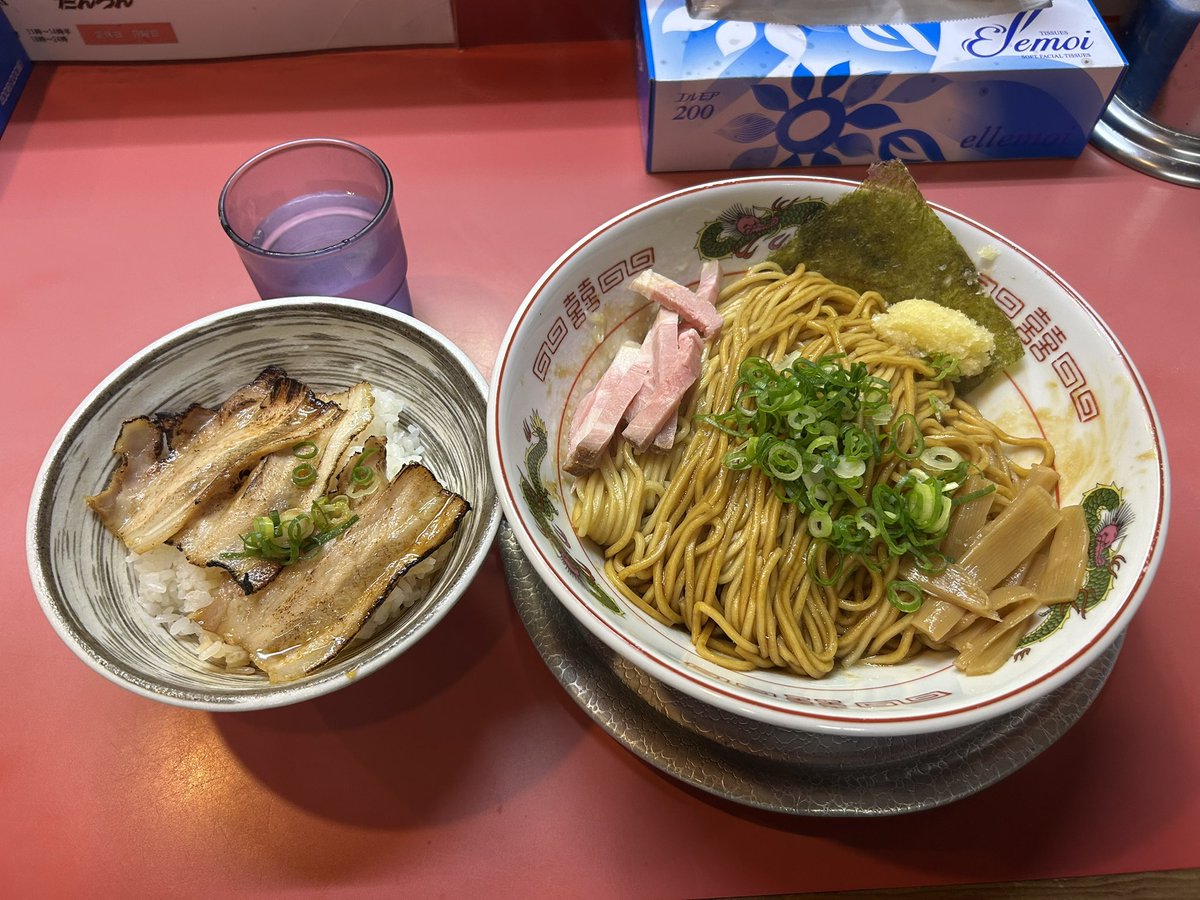 PiXAR04780629's tweet photo. 月曜のリベンジ達成‼︎

欲張って油そば特盛にチャーシュー丼頼んで腹パンパンです

開店1時間前から並んだ甲斐があった

#ラーメンたんろん https://t.co/zHXBiIxPZX
