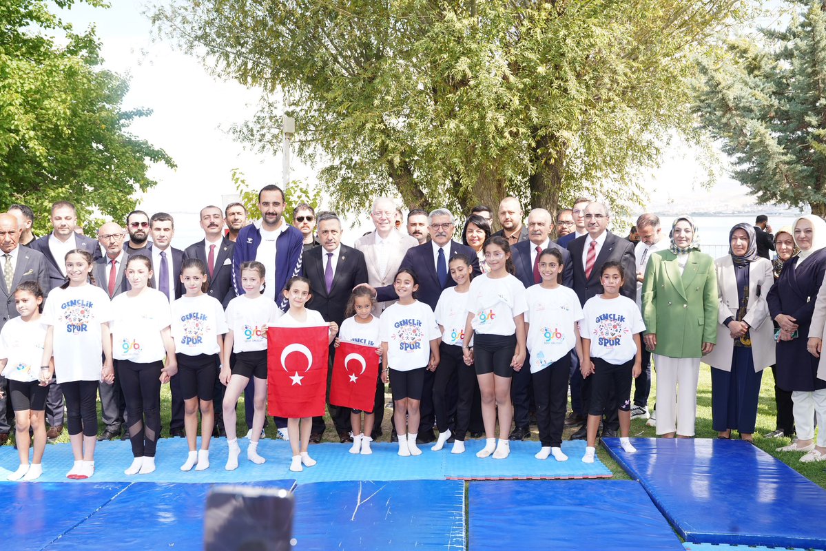 HuseyinYayman's tweet photo. 📍Van 🇹🇷

Milletvekilimiz Burhan Kayatürk, İl Başkanımız Abdulahat Arvas ve MKYK üyelerimizle birlikte bu yıl ikincisi düzenlenen #GölFest’e katıldık.

Gençlerimizin enerjisi ve coşkusuyla gerçekleşen bu güzel organizasyon için İl Gençlik Kolları Başkanımız Burak Gültepe ve teşkilatımızın kıymetli gençlerine teşekkür ediyorum.

Van’ın güzelliklerini gençlerimizle birlikte paylaşmaktan büyük mutluluk duyduk. @akgenclikvann