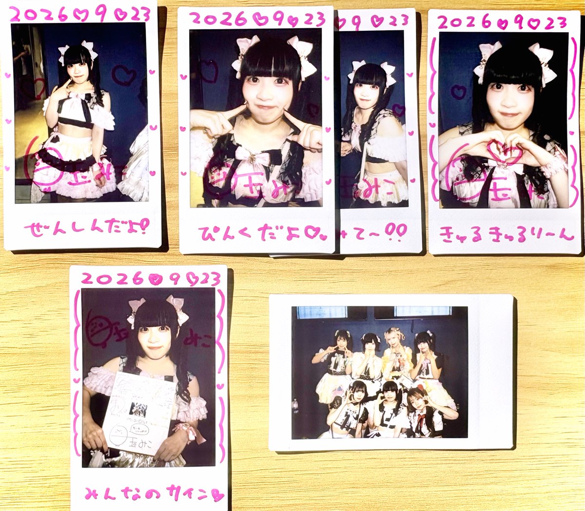 sweettwinstar's tweet photo. こちらは23日の旧衣装の日!
みこちゃんはピンクの旧衣装でめちゃ可愛かった〜!みこちゃんの白い旧衣装にも思い入れはあるけどこの衣装も可愛いから良かったよね!
私物サイン券で色紙にみんなのサインをいただきました!コレは家宝になるね!✨✨
#MiDiON #みこちゃん成長記録 https://t.co/7PkLrNsVNf