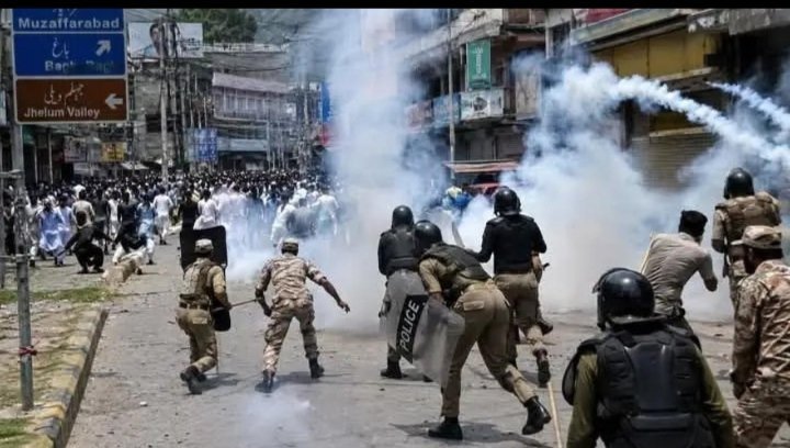 AJKAisha's tweet photo. Tear gas and confrontations with security forces have been reported during recent AJK protests. Civilian safety remains a major concern. 
#AJK 
#HumanRights https://t.co/OQXiZOSwbM