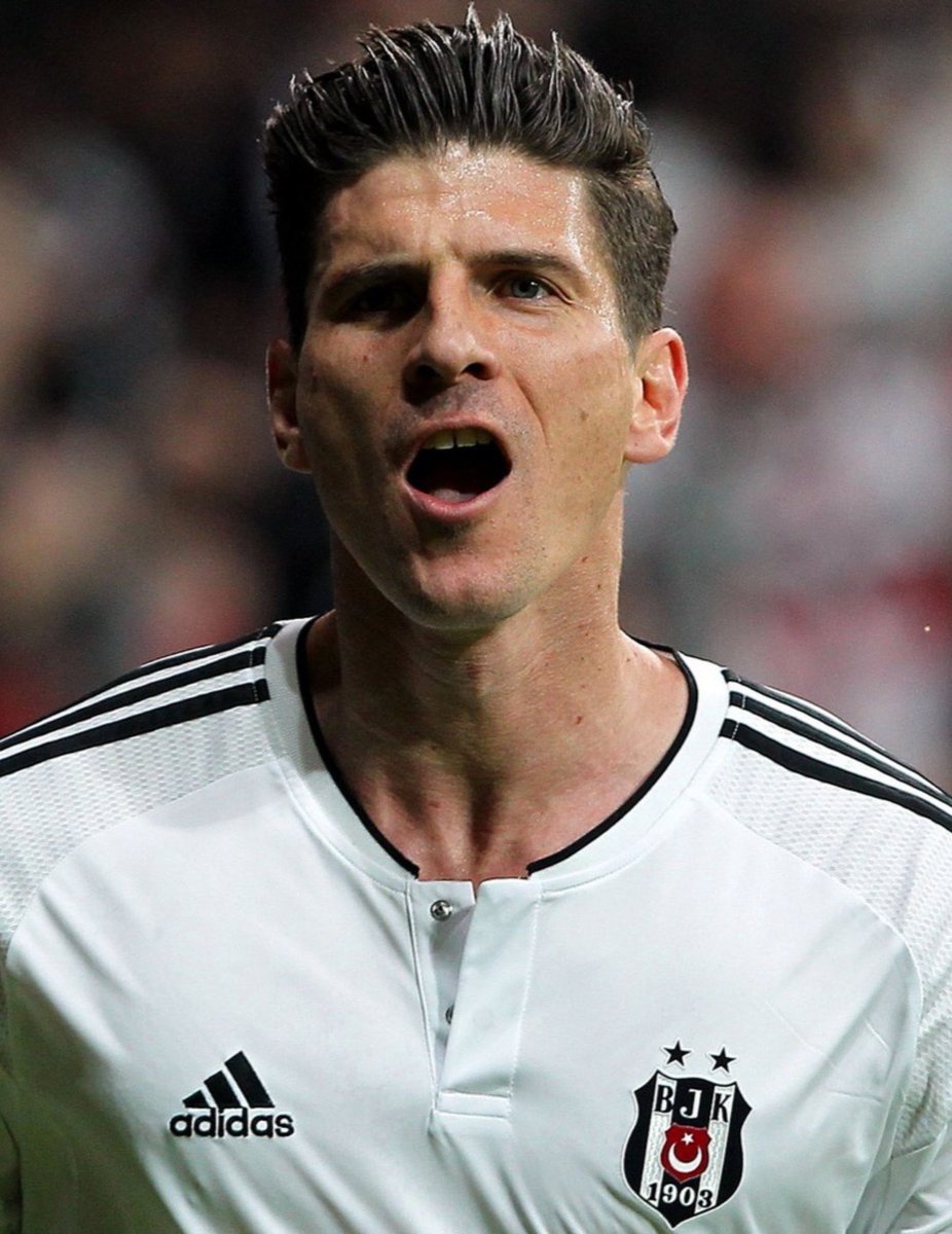 agacliyol_'s tweet photo. 🗣️Ecem Dinçkal: Mario Gomez mi? Sen mi?

🗣️Pascal Nouma: Ben. Neden biliyor musun? Beşiktaş’ta sadece Türkiye liginde 24 maç oynadım, 18 gol attım ve sıfır penaltı. 
 
Ama onlar 30 gol, 9’u penaltı. Penaltıdan gol atmak çok kolay. Ben öyle sevmiyorum. 
Gerçek forvet ben, gerçek Beşiktaşlı ben.
