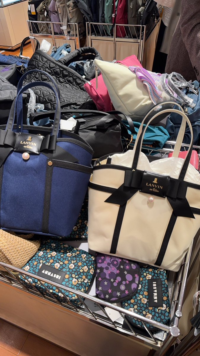 maru_odk's tweet photo. 西武渋谷のセール。ランバンのお鞄が10,000円になっていたりなどなど見応えありだった。傘2本とFURULAの手袋かえた〜♡お洋服は素材は素敵だけど着こなすのが難しいものばかり🥲🥲 https://t.co/NSN1vmgxXj