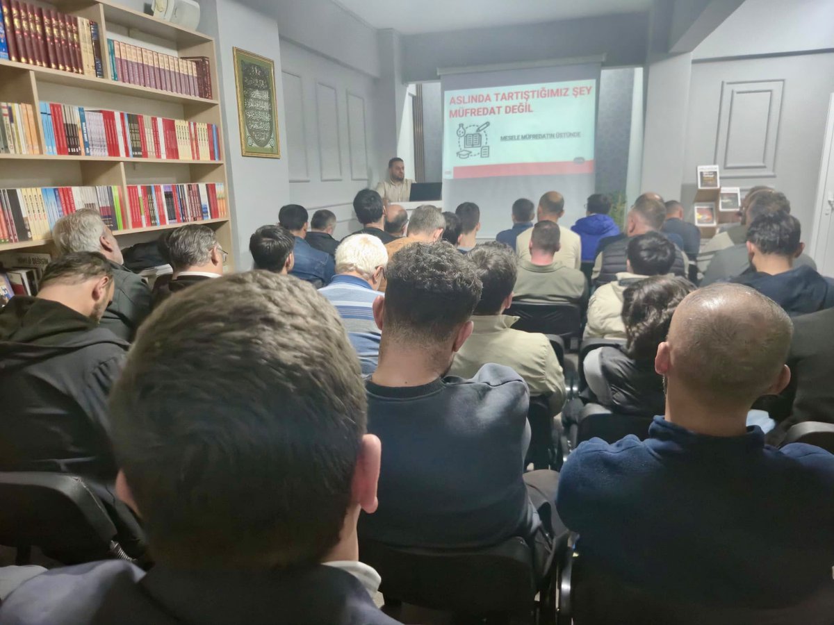 kdgenclik's tweet photo. Köklü Değişim Gençlik Kolları Yalova olarak gerçekleştirdiğimiz “Neslimiz Tehlikede | Kurtuluş İslami Eğitimde”programımız, Kur’an-ı Kerim tilavetiyle başladı.
Ardından Abdurrahman Deniz tarafından gerçekleştirilen slayt sunumunda; eğitim sisteminin gençler üzerindeki etkileri, gençliğin karşı karşıya kaldığı kimlik bunalımı, anlam boşluğu ve ahlaki yozlaşma ele alındı.

Programımıza katılan ve bizlerle bu anlamlı buluşmada bir araya gelen tüm kardeşlerimizden Allah razı olsun.

#GeleceğimizİslamiEğitimde
#ŞahsiyetliNesil