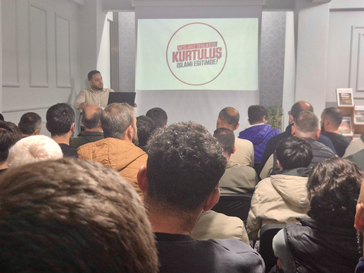 kdgenclik's tweet photo. Köklü Değişim Gençlik Kolları Yalova olarak gerçekleştirdiğimiz “Neslimiz Tehlikede | Kurtuluş İslami Eğitimde”programımız, Kur’an-ı Kerim tilavetiyle başladı.
Ardından Abdurrahman Deniz tarafından gerçekleştirilen slayt sunumunda; eğitim sisteminin gençler üzerindeki etkileri, gençliğin karşı karşıya kaldığı kimlik bunalımı, anlam boşluğu ve ahlaki yozlaşma ele alındı.

Programımıza katılan ve bizlerle bu anlamlı buluşmada bir araya gelen tüm kardeşlerimizden Allah razı olsun.

#GeleceğimizİslamiEğitimde
#ŞahsiyetliNesil
