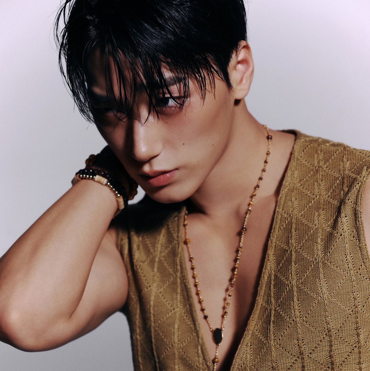 kchartsmaster's tweet photo. KQ Entertainment denies dating rumors involving ATEEZ’s San after a video of him with a woman in Milan circulated online.

— “The woman in the video is a representative of a brand in Milan, and they were on their way to purchase necessary items (…) They were not alone together; a local security guard and a manager were also with them.”

https://t.co/wMxDJAYe0U