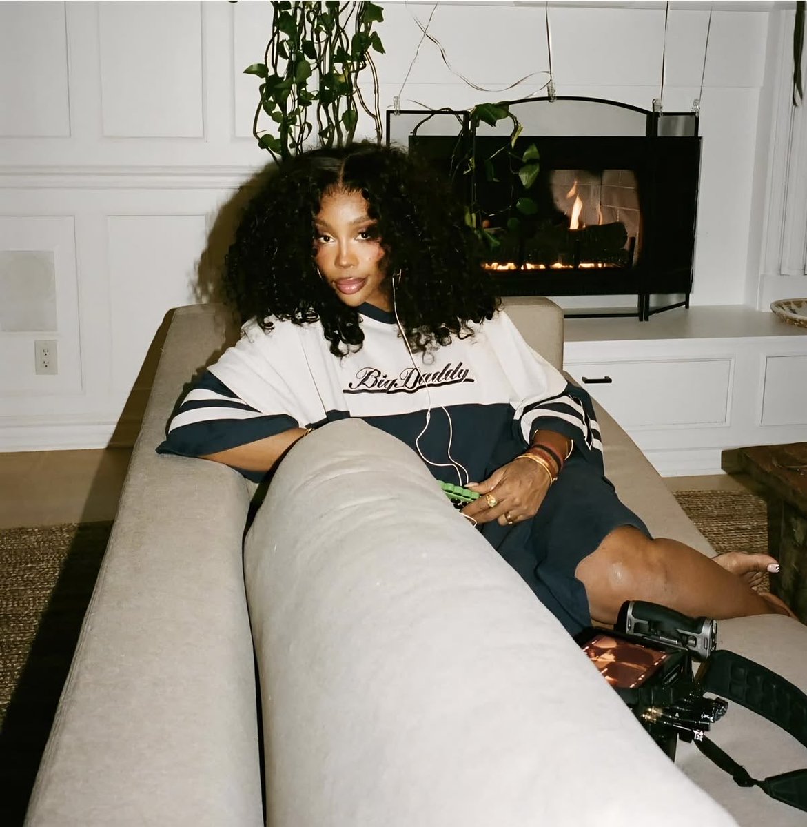 szaupdatesbr's tweet photo. SZA revela em live no Instagram os detalhes sobre o conceito de seu próximo álbum.

“Percebi que toda a minha carreira foi construída por ressentimento e desejo de provar algo a alguém […]. Não quero mais fazer nada por ressentimento. Então, acho que este próximo álbum está sendo feito com intenção. Perguntei a alguém o que eu poderia usar como inspiração para esse álbum, se não fosse o ressentimento, e a pessoa simplesmente respondeu: ‘Ah, intenção. Apenas faça tudo com propósito’. Então, tenho tentado fazer isso.”