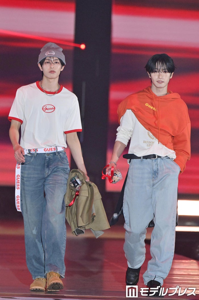 modelpress's tweet photo. 【♥️Rakuten GirlsAward 2026 A/W🍰🍭】

KO1KEYZ・RYOGA＆SIYOUNG
「ガルアワ」初登場でペアランウェイ

リンクコーデで息ぴったりポーズ💙🤍
https://t.co/RyNJwm2xWF

#ガルアワ2026AW https://t.co/iVylbIoOQp