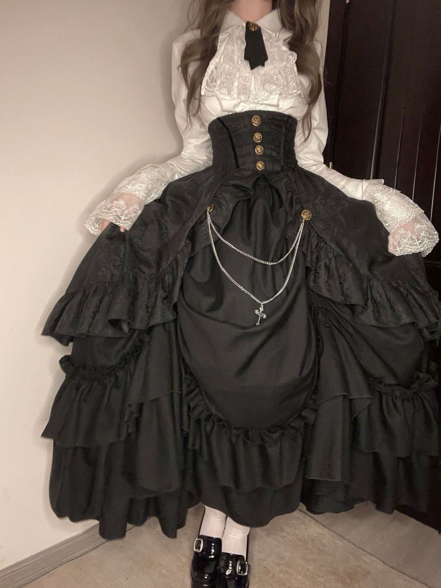 crimsonheirloom's tweet photo. timeless Victorian elegance, wrapped in the mystery of a masquerade https://t.co/Ftl07wItzJ