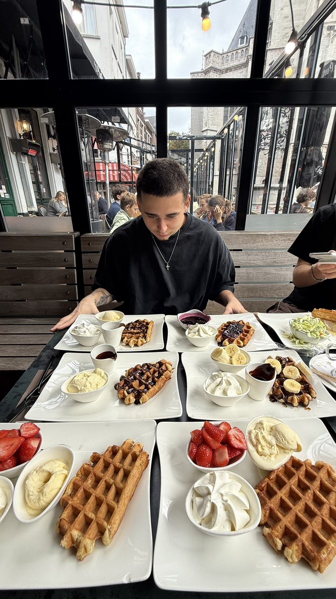 LacyHimself's tweet photo. i love belgium 🇧🇪 ❤️ https://t.co/Hb1kCNnymW