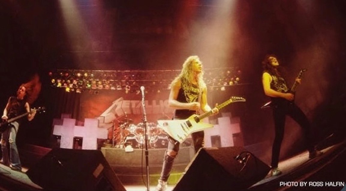 MetSince1981's tweet photo. LA ULTIMA NOCHE DE CLIFF BURTON.
📸 @Metallica, presentación en Solnahallen-Estocolmo, Suecia 🇸🇪, 26 de Septiembre 1986. Fotografía: @RossHalfin.
#Metallica #CliffBurton #LastShow #METALLICASince1981 https://t.co/I9bURkXOsJ