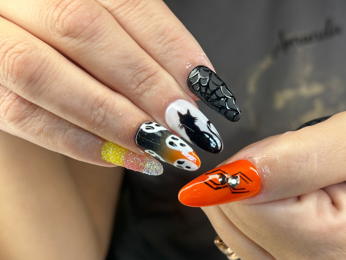 SiuBigpbp's tweet photo. Spooky-season nails are absolutely boo-tiful. Follow @nailsbymimi. 11 for more. https://t.co/MxO0JP2g3h