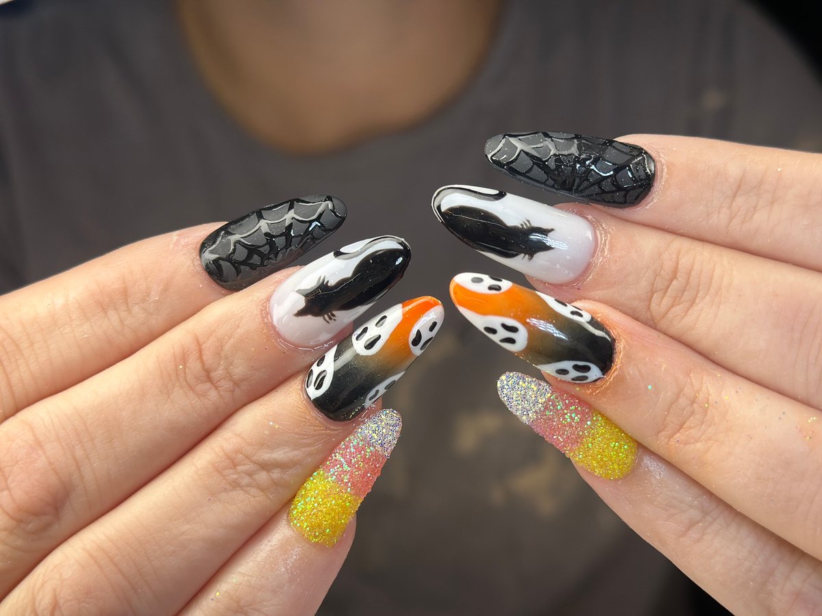SiuBigpbp's tweet photo. Spooky-season nails are absolutely boo-tiful. Follow @nailsbymimi. 11 for more. https://t.co/MxO0JP2g3h