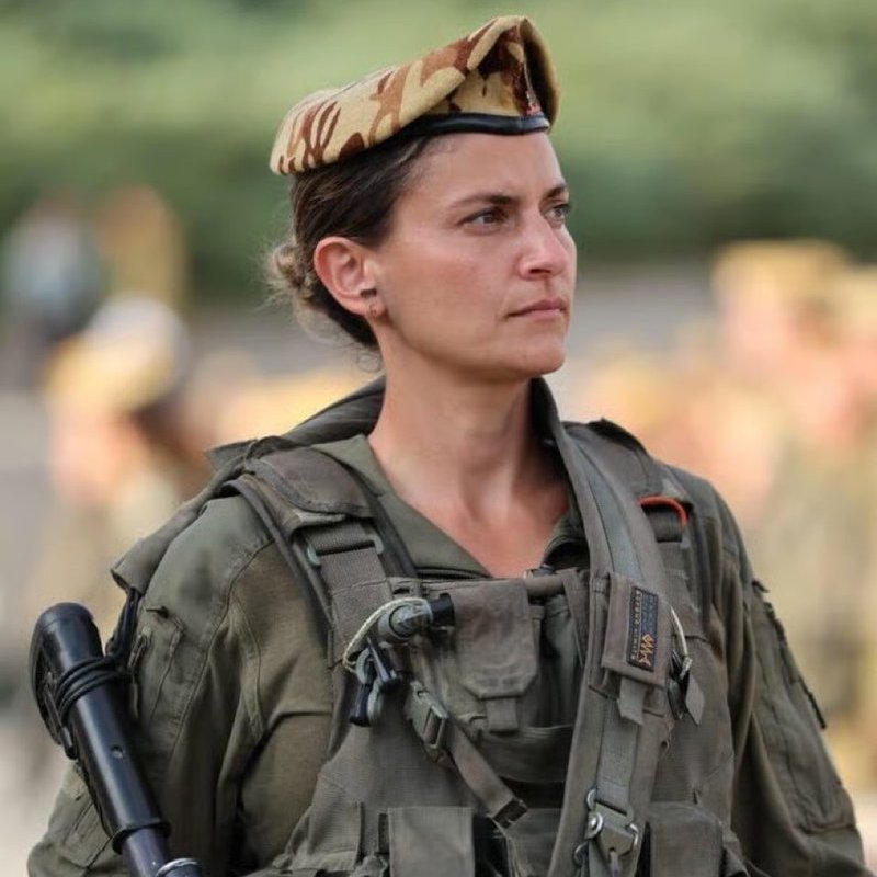 ACOM_es's tweet photo. «Ya está. Aquí es donde voy a morir. Aquí mismo, exactamente donde estoy ahora».

La mañana del 7 de octubre, la teniente coronel Or Ben Yehuda, comandante del Batallón Caracal, levantó la vista y se encontró con una pesadilla: cientos de terroristas avanzando por las dunas en camionetas y motocicletas. A sus espaldas solo tenía a 12 de sus soldados.

Eran muchos más. Tenían más armas. Y la muerte estaba delante de ellos.

Cualquiera se habría quedado paralizado. Ella no.

Or Ben Yehuda miró a sus soldados, plantó cara a la muerte y sonrió.

«Vamos. Vamos a acabar con ellos».

Lo que siguió fueron horas de combate sin descanso. Disparando hasta que los cañones ardían. Destruyendo vehículos con misiles anticarro. Abatiendo a un terrorista que se abalanzó sobre ella a quemarropa, con una fracción de segundo para apretar el gatillo.

Con humo por todas partes, dirigió con señales a un único tanque. Coordinó helicópteros de rescate mientras estaban bajo fuego enemigo. Y, junto a sus hombres, mantuvo a raya a los terroristas para proteger los kibutz que quedaban a sus espaldas.

Cuando finalmente se disipó el humo, recorrió lentamente la fila de soldados caídos. Hombres y mujeres que lo habían dado todo para que otros pudieran vivir. Les acarició el rostro, les susurró unas palabras de disculpa y cerró suavemente sus ojos.

Entre una multitud de terroristas y miles de civiles que dormían ajenos a lo que estaba ocurriendo se interpusieron apenas 12 soldados, dirigidos por una mujer que se negó a ceder un solo palmo de terreno.

Recuerda este rostro. Recuerda este nombre.

Teniente coronel Or Ben Yehuda.

Una guerrera que miró de frente a la oscuridad y respondió con fuego.

Vía @afshineemrani