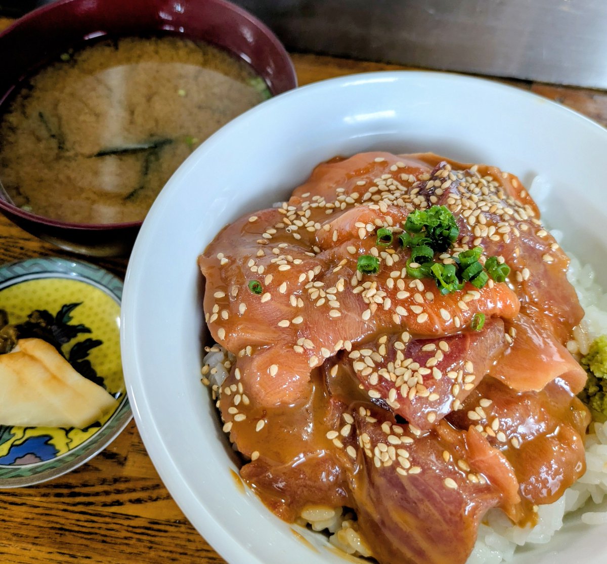 drawhale's tweet photo. 本日も市場展示会です。昼は刺身の胡麻和え丼定食1000円🫩　
#市場めし https://t.co/8WW9dnMQLc