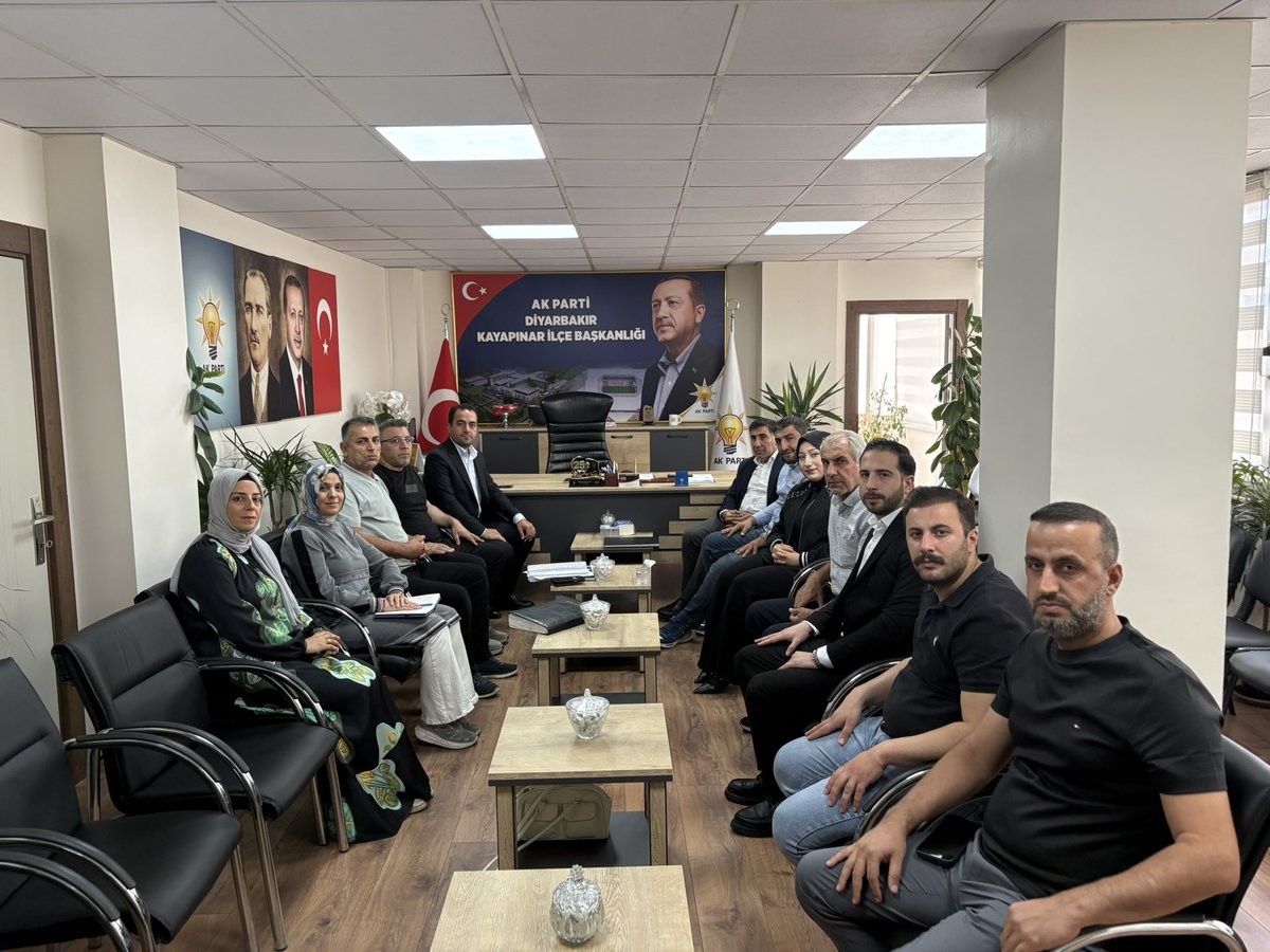 RojdaTurkes's tweet photo. 📍 Kayapınar

İl Teşkilat Başkanımız @davutyildiz21, İl Bilgi İşlem Uzmanımız @ByBabayigit ve İl Teşkilat Başkan Yardımcımız @OsmanMerdanoglu ile birlikte;

#Kayapınar İlçe Başkanımız Sayın @Srknkhrmn21 ve 3 kademe ilçe teşkilat başkanlarımızla bir araya geldik. https://t.co/1MFz7GAlZ8