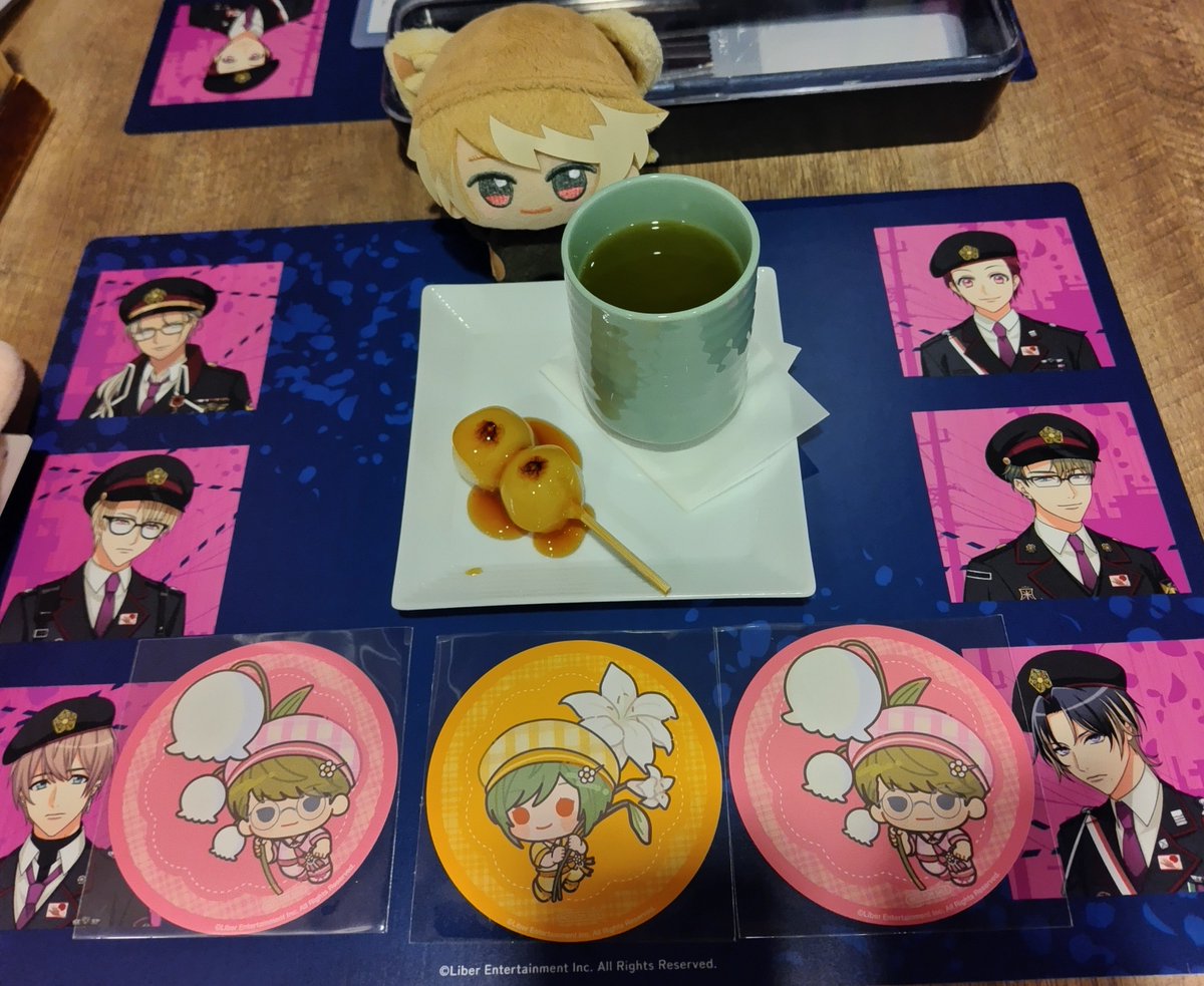 ume_okayu's tweet photo. 偶然にも観劇前にみたらし団子を食べていました🍡✨
(そして時間差で注文したのにカブるコースター/※全24種)(エーステのアニカフェでも時間差で注文したら三連続千景さんだったの思い出した) https://t.co/EwEgQWexSu
