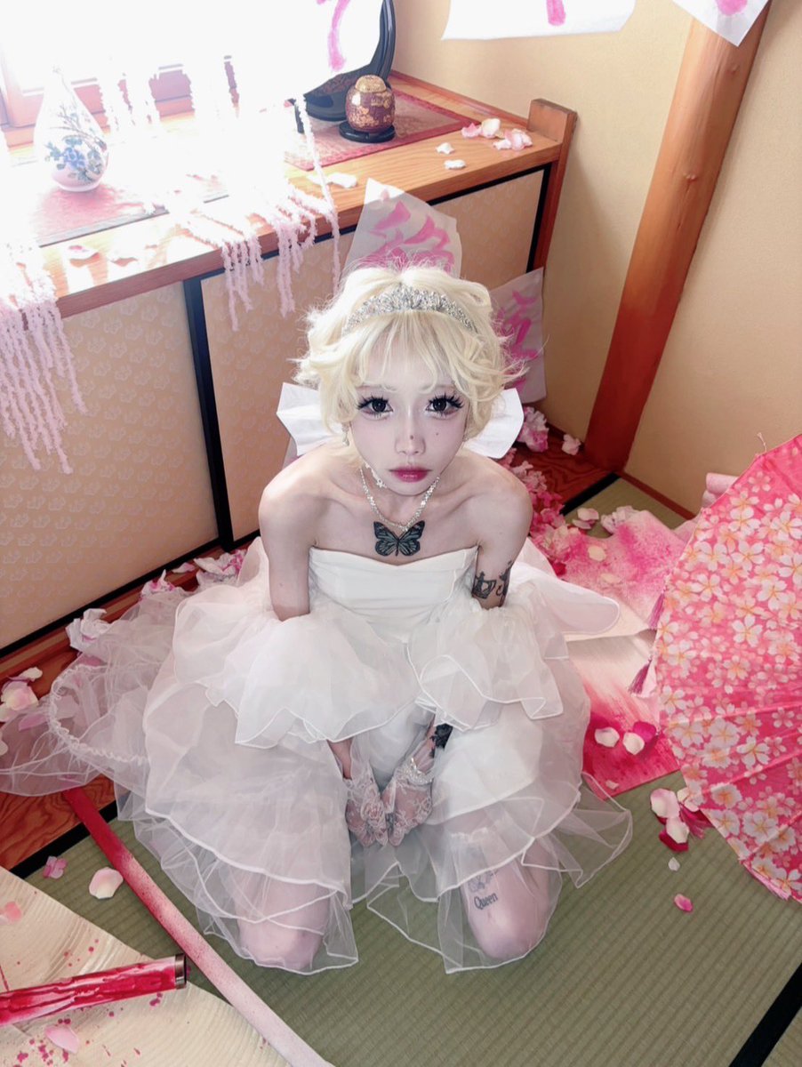 ninichannini's tweet photo. 私、あんたと結婚したかったからあんたが好きそうなメイクで髪型でドレスでMV撮ったよ
どうせこれ見てるんでしょ

帰っておいでよ、戻っておいでよ 私のためにダメになったりなんてしなくていいから https://t.co/oyEKjVDUnI