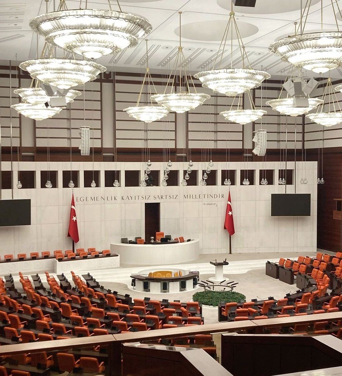 postmbjk's tweet photo. TBMM'nin ek hizmet binalarındaki 48 tuvaletin tadilat ve onarımı için 29.419.000 TL'lik sözleşme imzalandı.

— Tuvalet başı maliyeti: 612.895 TL (Birgün) https://t.co/bcc5BZ6SfO