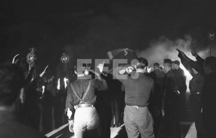 caminantes21's tweet photo. Traslado del féretro d José Antonio Primo de Rivera, el jefe del fascismo español. Entre los portadores estaba Santiago Díaz, jefe d Falange en un pequeño pueblo d Ávila. Años después su nieta Isabel resucitó el espíritu del abuelo. Es más conocida x su segundo apellido. Ayuso... https://t.co/AVOY9Moa9o
