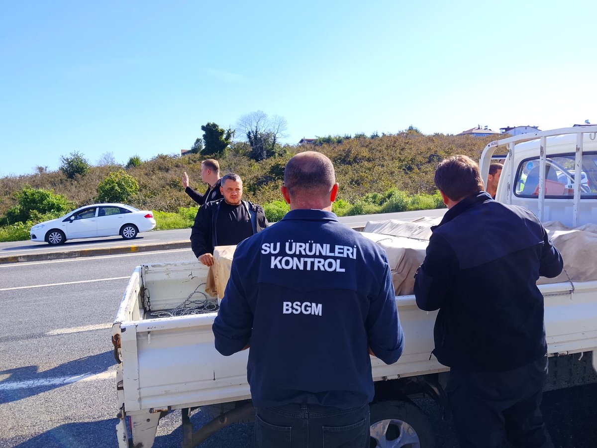 akcakoca_tarim's tweet photo. İlçe Müdürlüğümüz Su Ürünleri Kontrol Ekipleri tarafından su ürünleri nakil vasıtalarına yönelik kontroller gerçekleştirilmiştir. Balık taşıyan esnaflarımızın balıklara ait nakil belgelerini kestirme zorunluluğu bulunduğundan gerekli hassasiyetin gösterilmesi önem arz etmektedir. https://t.co/uBVFf00mEb