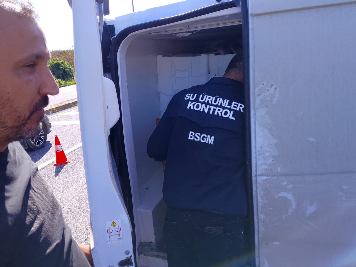 akcakoca_tarim's tweet photo. İlçe Müdürlüğümüz Su Ürünleri Kontrol Ekipleri tarafından su ürünleri nakil vasıtalarına yönelik kontroller gerçekleştirilmiştir. Balık taşıyan esnaflarımızın balıklara ait nakil belgelerini kestirme zorunluluğu bulunduğundan gerekli hassasiyetin gösterilmesi önem arz etmektedir. https://t.co/uBVFf00mEb