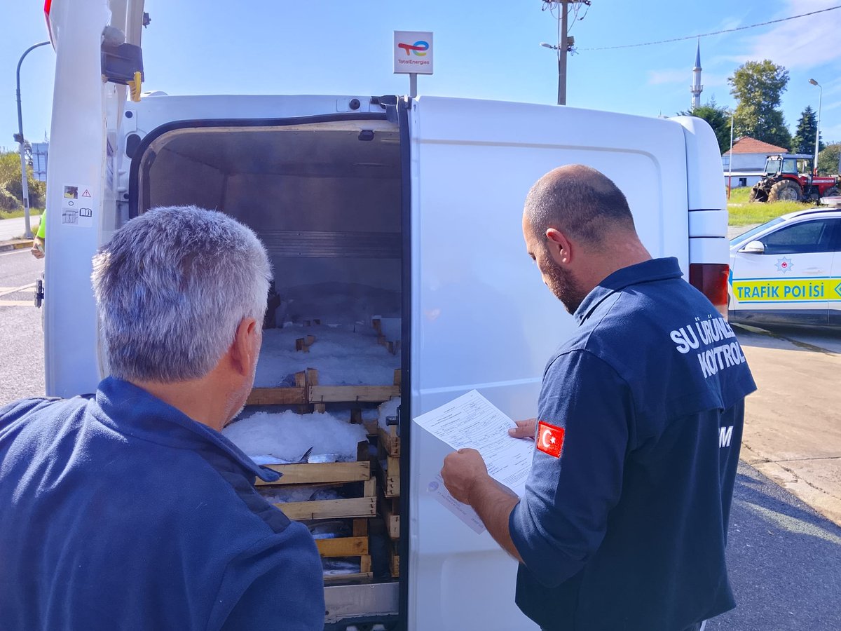 akcakoca_tarim's tweet photo. İlçe Müdürlüğümüz Su Ürünleri Kontrol Ekipleri tarafından su ürünleri nakil vasıtalarına yönelik kontroller gerçekleştirilmiştir. Balık taşıyan esnaflarımızın balıklara ait nakil belgelerini kestirme zorunluluğu bulunduğundan gerekli hassasiyetin gösterilmesi önem arz etmektedir. https://t.co/uBVFf00mEb